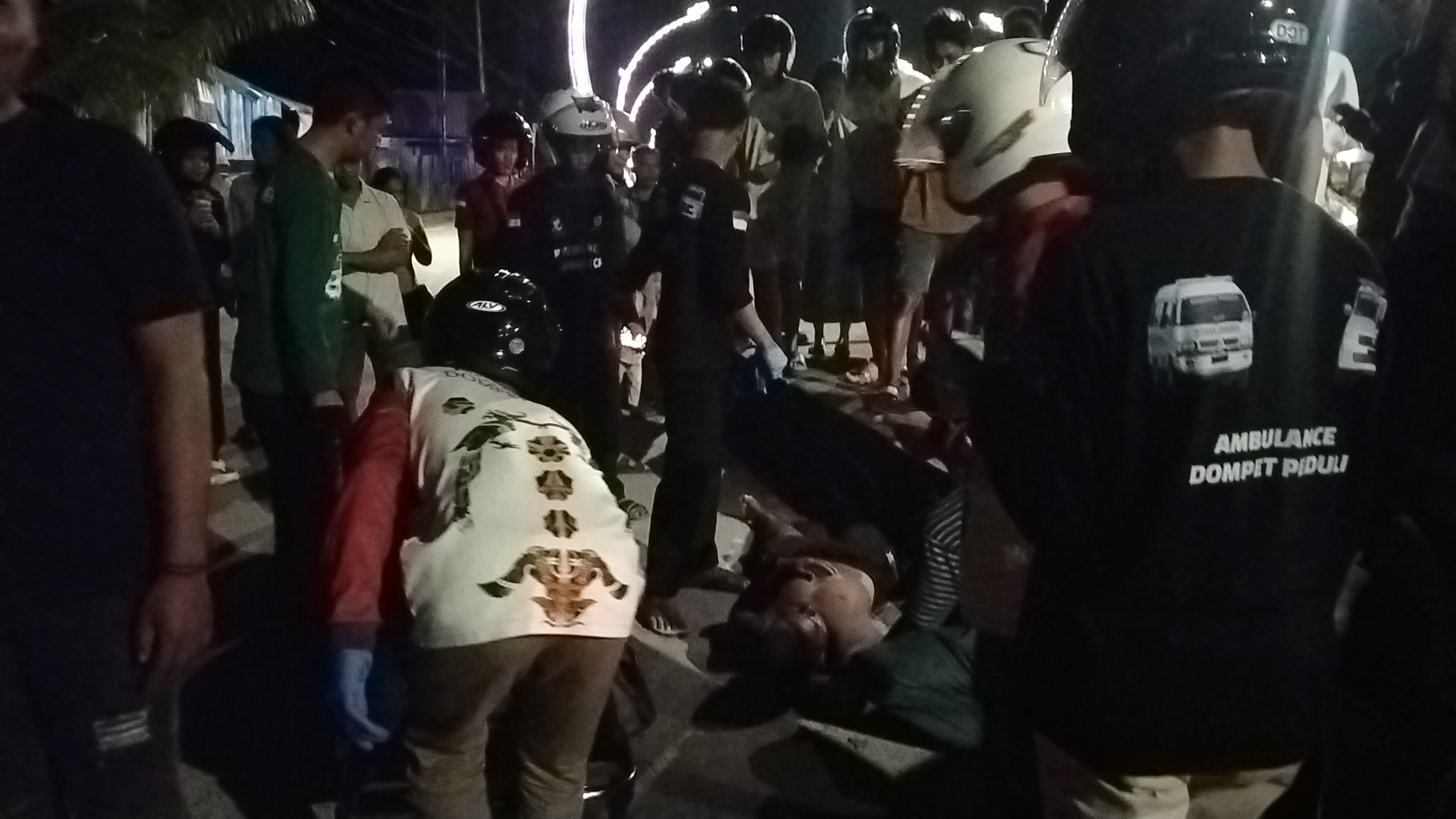 <p>Nampak pengendara motor genio saat tergeletak usai menghantam trotoar Jalan Cilik Riwut, Kecamatan Baamang, Sabtu, (18/1/2025).</p>