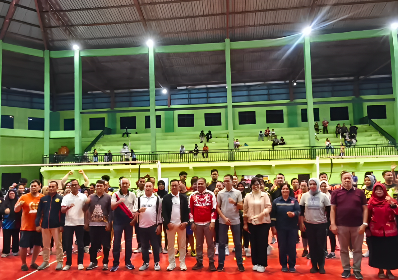 <p>Asisten III Setda Kotim, Muhammad Saleh bersama jajaran saat foto bersama dengan para peserta usai membuka Kejuaraan Bola Voli Campuran antar OPD dan Instansi Vertikal setempat, di GOR Voli Indoor, pada Selasa (21/1/2025) malam. </p>