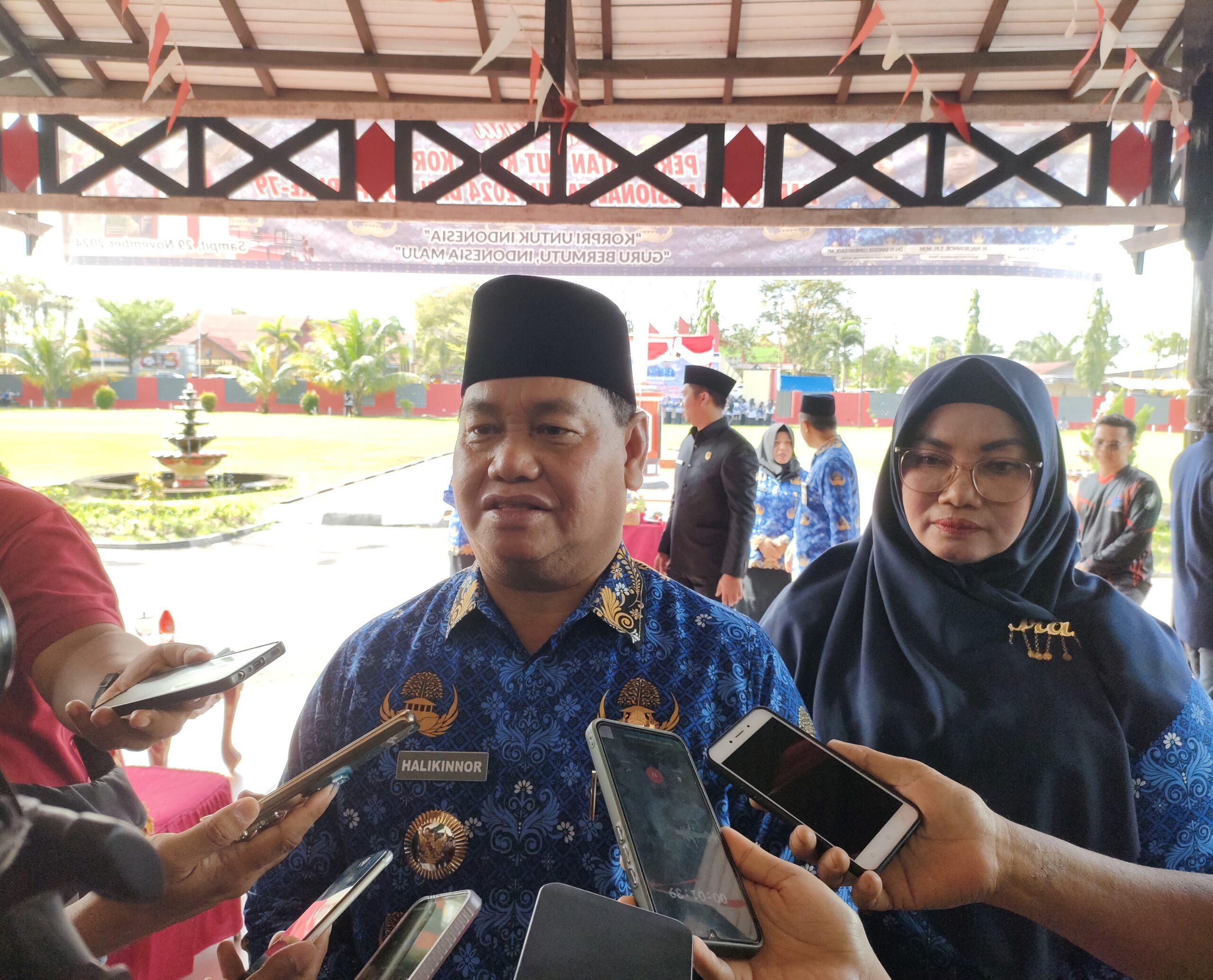 <p>Bupati Kotim, Halikinnor didampingi Wabup Kotim, Irawati saat diwawancarai awak media, belum lama ini. </p>