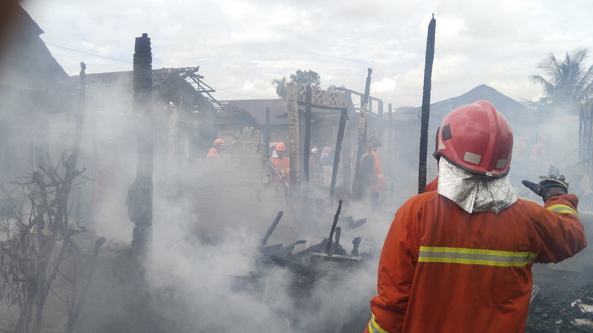 <p>Tampak petugas pemadam kebakaran sedang memadamkan api yang melahap rumah warga di Gang Delima Kuning, Jalan Mucran Ali, Kecamatan Bamaang, Jumat, (31/1/2025).</p>
