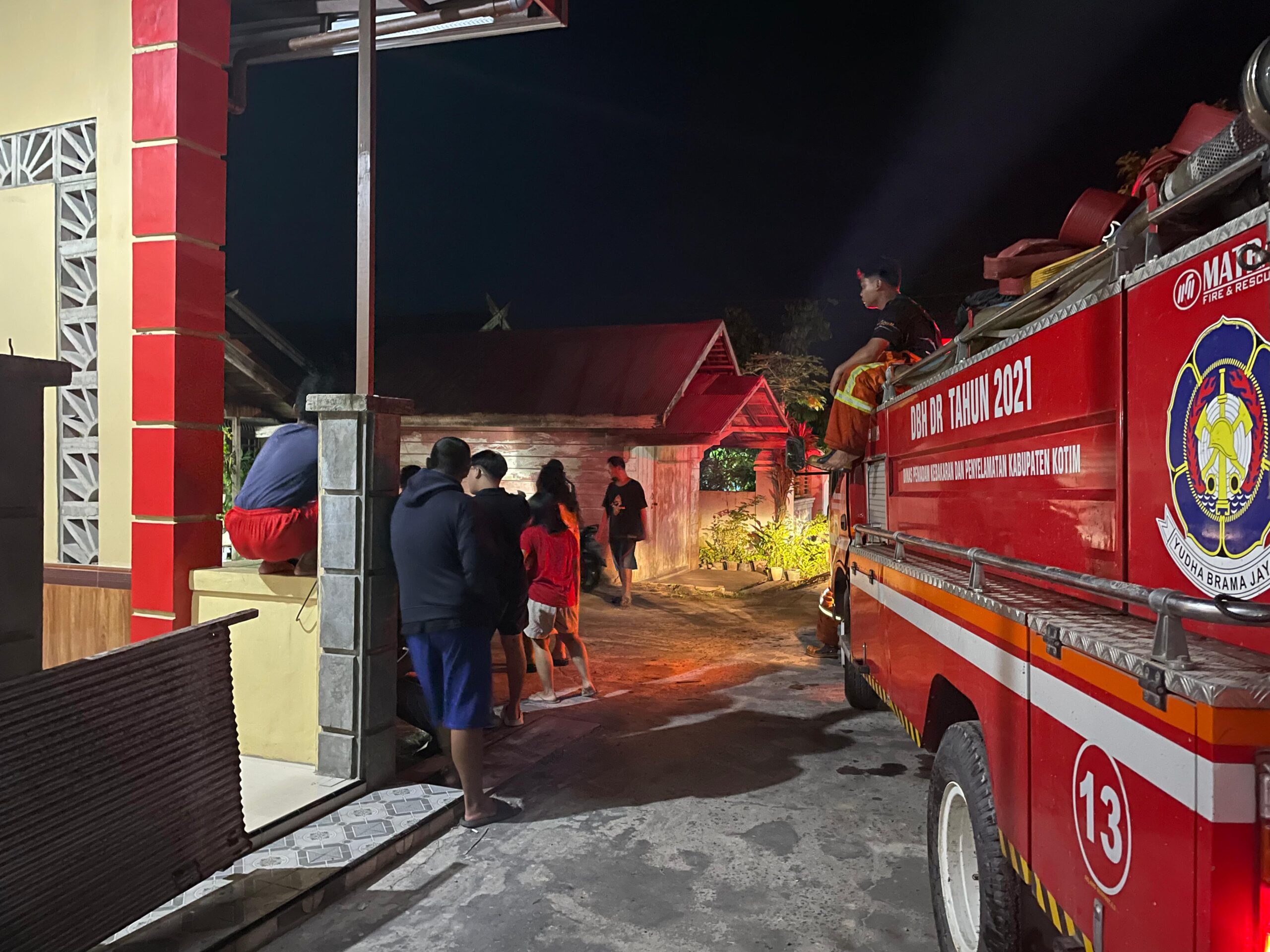 <p>Petugas pemadam sedang memadamkan api yang melahap sebuah rumah di Kecamatan Baamang. </p>