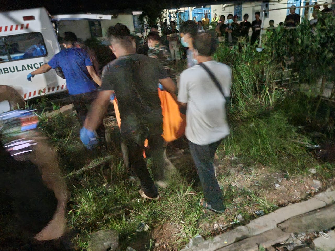 <p>Proses evakuasi mayat yang ditemukan di PT. Hamparan, Kecamatan Telawang, Kotim.</p>