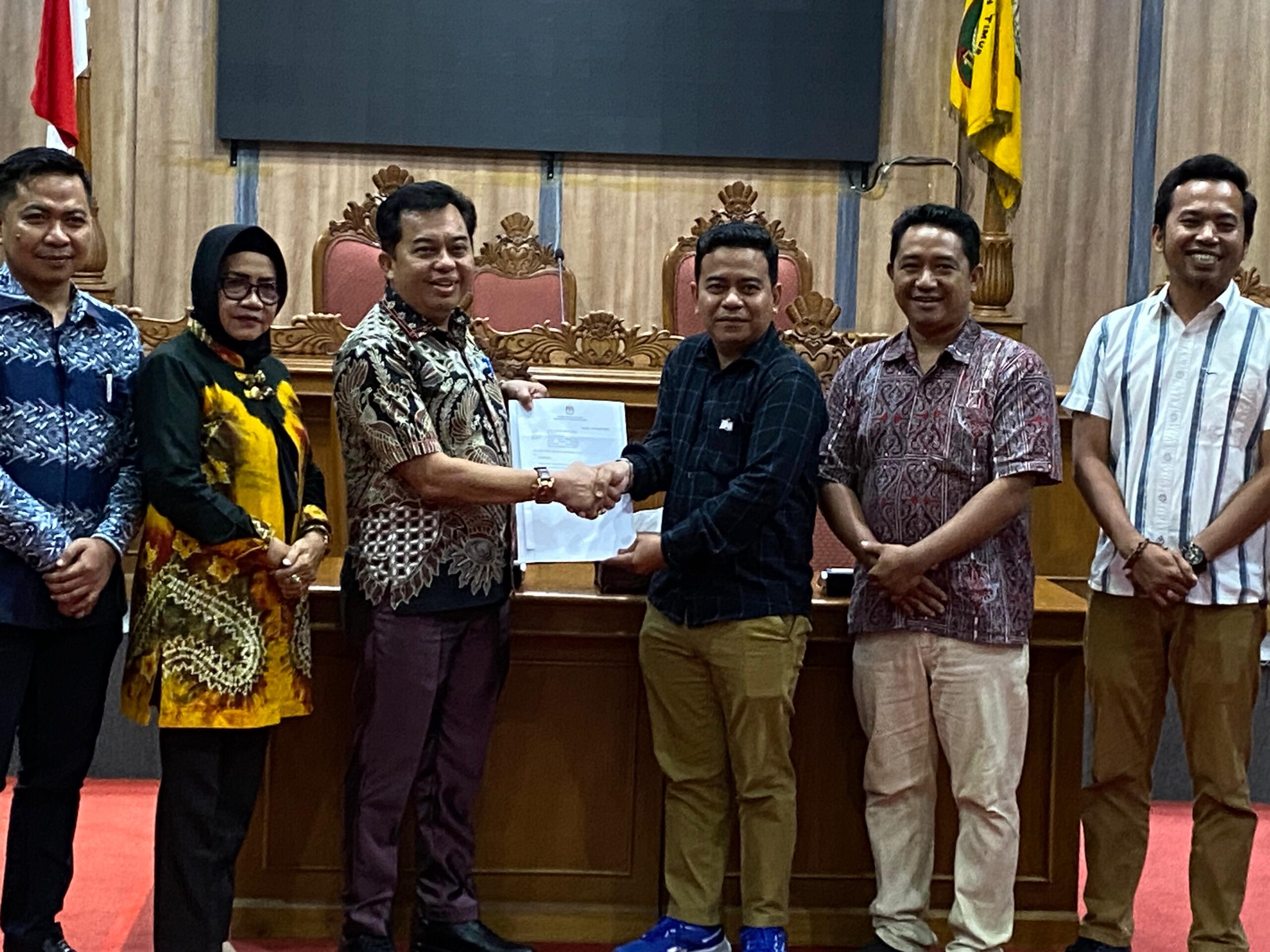 <p>Ketua DPRD Kotim, Rimbun saat menerima berkas pleno dari Ketua KPU Kotim, Muhammad Rifqi, di Ruang Rapat Paripurna DPRD Kotim, Jumat (7/2/2025). </p>