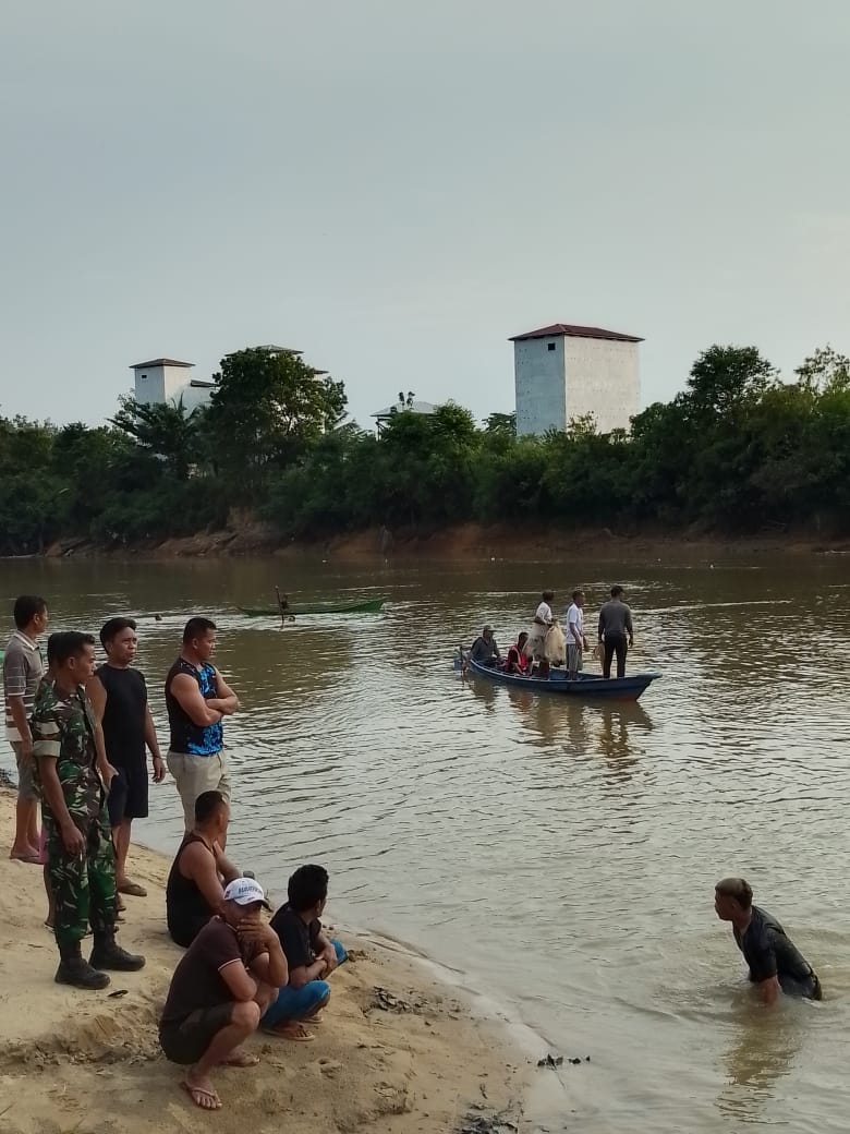 <p>Tim SAR gabungan saat proses pencarian korban tenggelam di Sungai Mentaya</p>