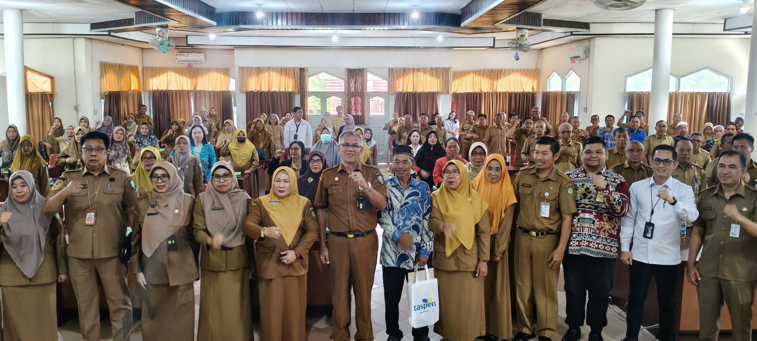 <p>Pj Sekda Kotim, Sanggul Lumban Gaol saat foto bersama usai menghadiri pelepasan PNS menjelang purna tugas, serta sosialisasi ketaspenan dan pelatihan kewirausahaan bagi PNS yang akan memasuki masa purna tugas, di Balai Diklat BPSDM Kotim, Senin (24/2/2025). </p>