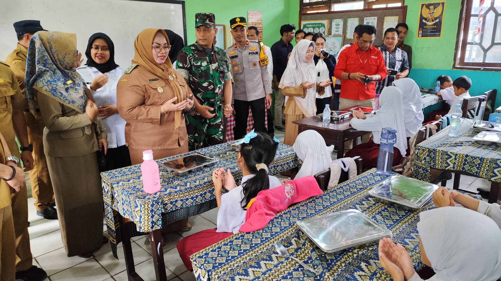 <p>Wakil Bupati Kotim Irawati memantau Program MBG DI SDN 1 Sawahan Kelurahan Sawahan Kecamatan Mentawa Baru Ketapang, Senin (24/2/2025).</p>