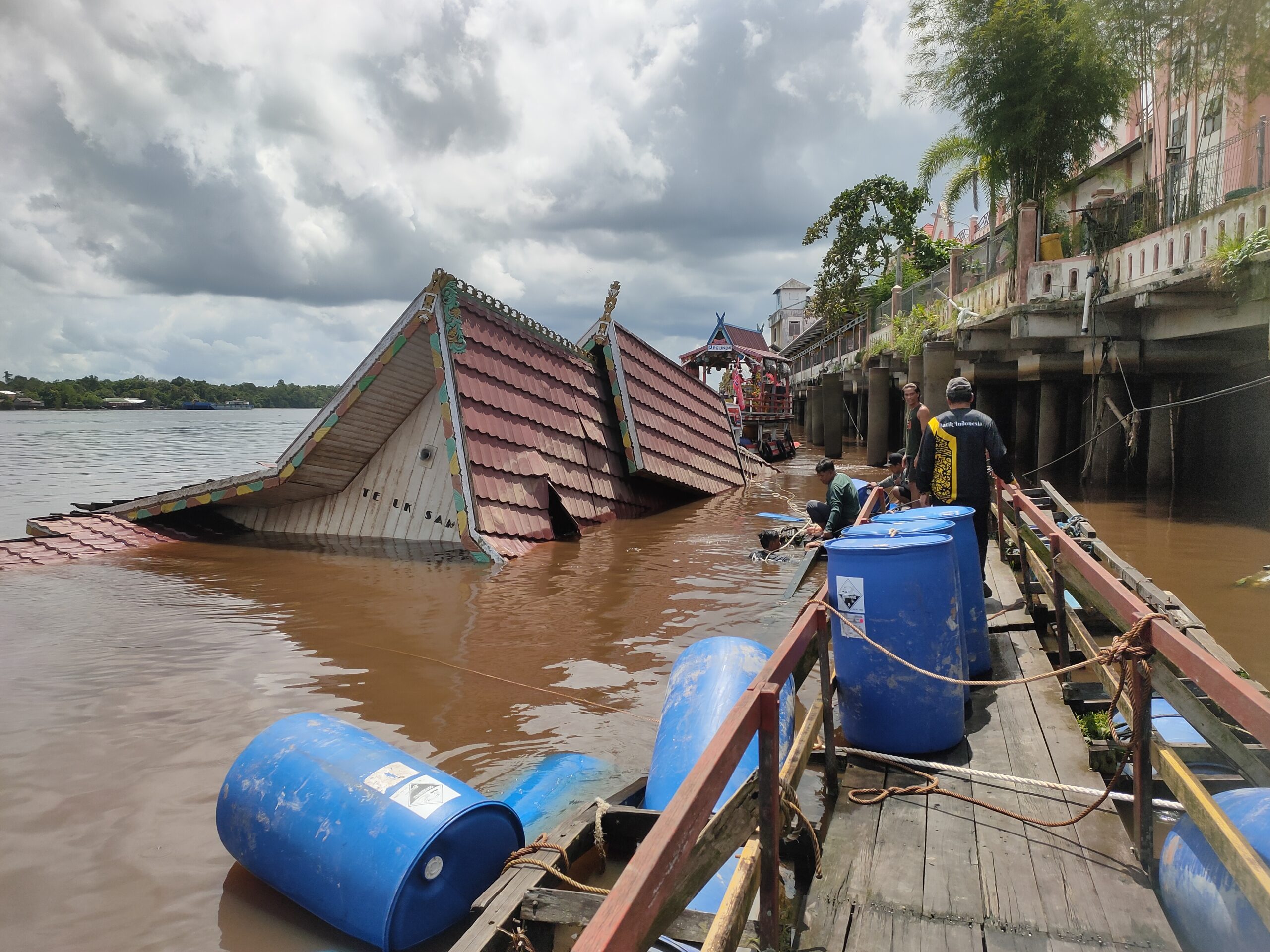 <p>Tampak Kapal wisata susur sungai Mentaya milik pemerintah daerah tenggelam</p>