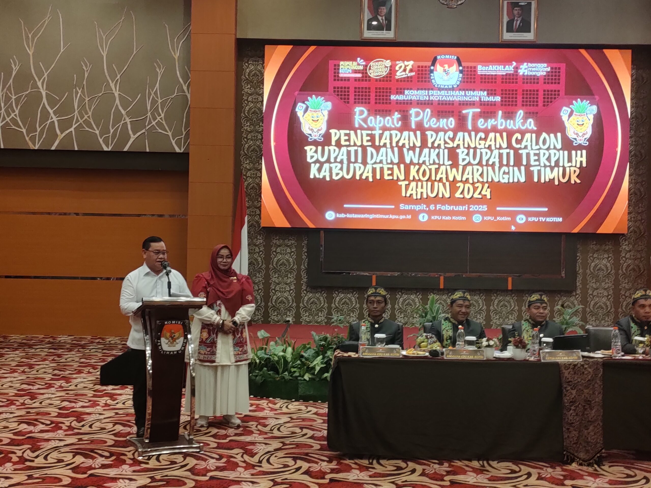 <p>Pasangan Harati saat menyampaikan pidato pada rapat pleno terbuka penetapan pasangan calon bupati dan wakil bupati Kabupaten Kotim, di Palace Ballroom Aquarius Boutique Hotel Sampit, Kamis (6/2/2025). </p>