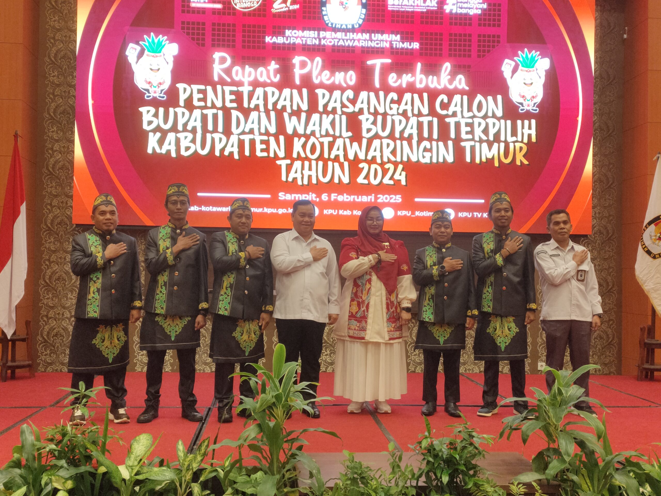 <p>Foto bersama pasangan HARATI dengan KPU Kotim usai rapat pleno terbuka penetapan pasangan calon Bupati dan Wakil terpilih Kabupaten Kotim Tahun 2024, Kamis (4/2/2025).</p>