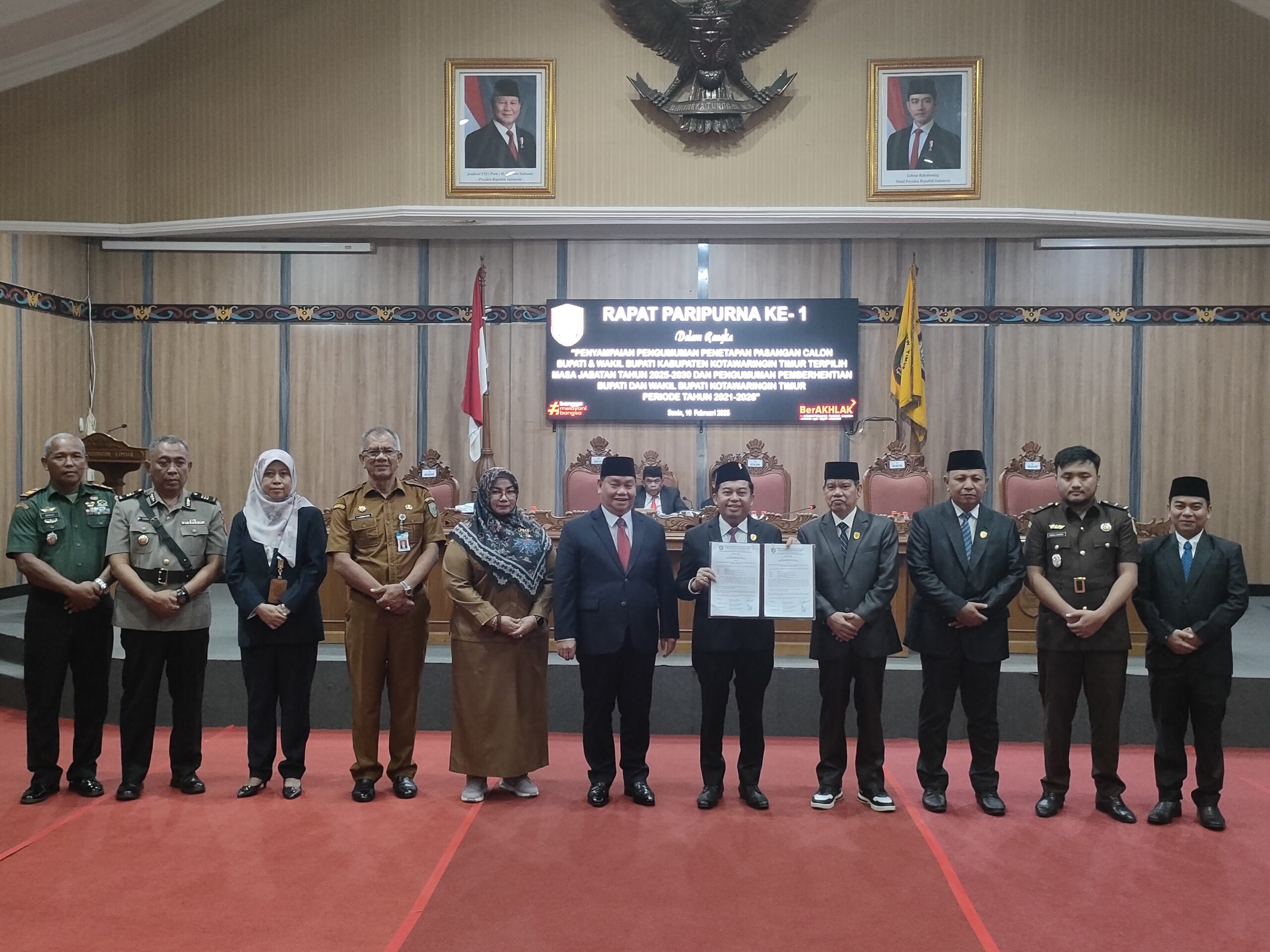 <p>Ketua DPRD Kotim, Rimbun bersama jajarannya saat menunjukkan surat pengumuman penetapan dan pemberhentian bupati dan wakil bupati pada sidang rapat paripurna, Senin (10/2/2025). </p>
