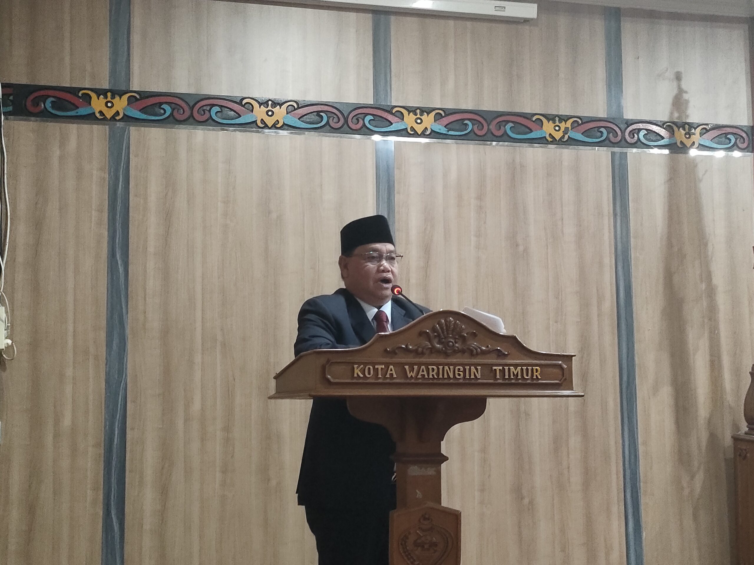 <p>Calon Bupati Kotim periode 2025-2030, H Halikinnor saat menyampaikan pidatonya pada rapat sidang paripurna penetapan dann pemberhentian bupati dan wakil bupati Kotim, Senin (10/2/2025). </p>