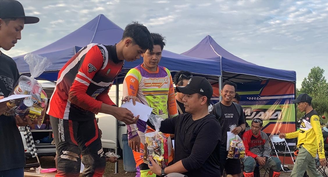 <p>Kapolres Kotim, AKBP Resky Maulana Zulkarnain saat foto bersama rider yang berhasil keluar sebagai juara pada Latber yang dilakukan di Sirkuit SEHATI Kota Sampit, Minggu (2/2/2025).</p>