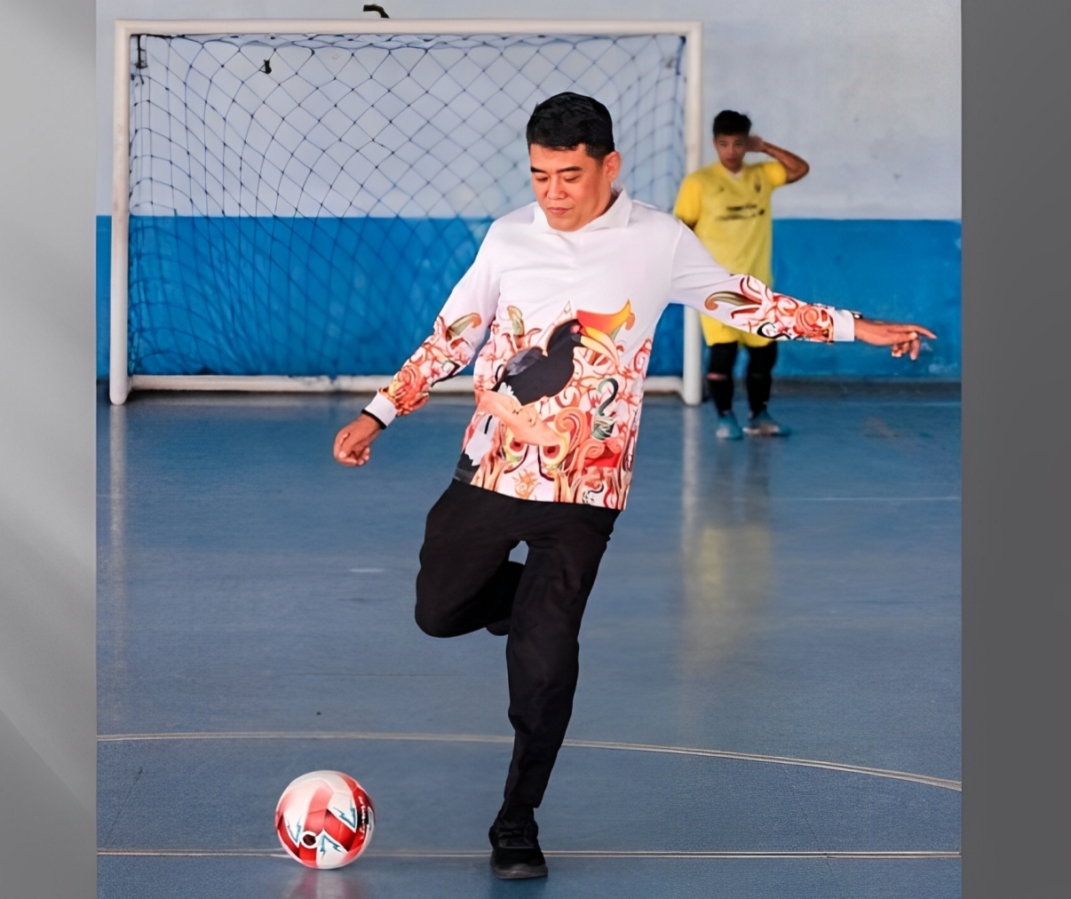 <p>Kepala Disdik Kotim, Muhammad Irfansyah saat membuka turnamen turnamen futsal antar pelajar tingkat SLTA, di Lapangan Futsal Jalan Sarigading, pada Sabtu (1/2/2025). </p>
