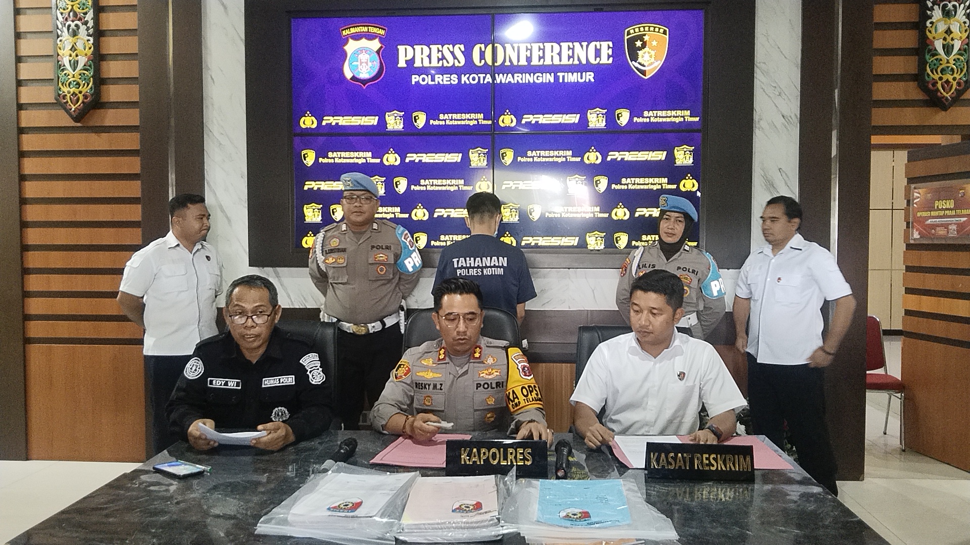 <p>Konferensi pers pengungkapan kasus Tipikor di Mapolres Kotim yang dipimpin langsung oleh Kapolres Kotim (tengah), Kasat Reskrim (baju putih) dan Kasi Humas, Rabu, (5/2/2025).</p>