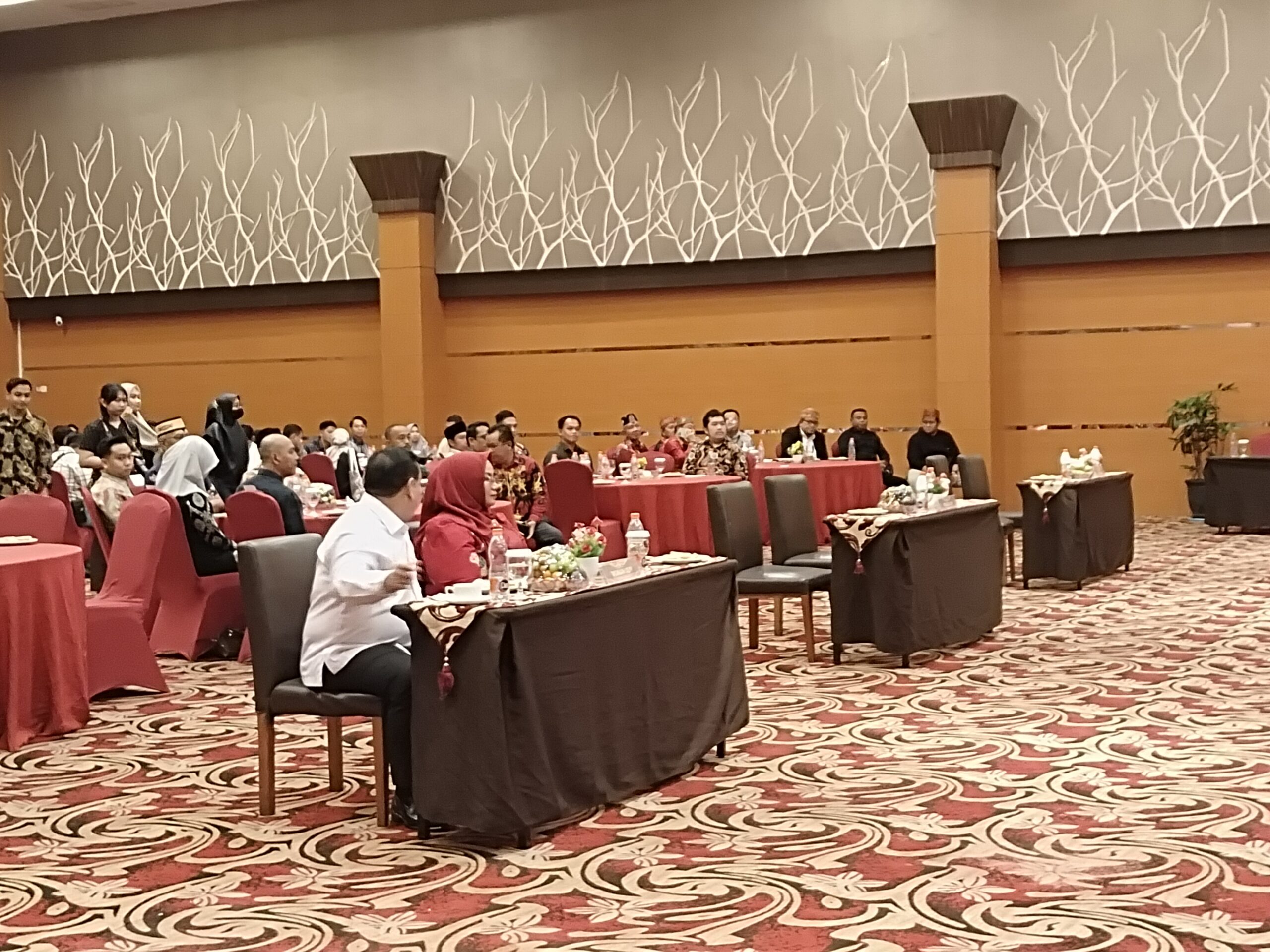 <p>Tampak meja Paslon Cabup dan Cawabup Kotim nomor urut 2 dan 3 kosong hanya diisi oleh Pasangan pemenang nomor urut satu yaitu Halikinnor-Irawati, Kamis, (6/2/2025).</p>
