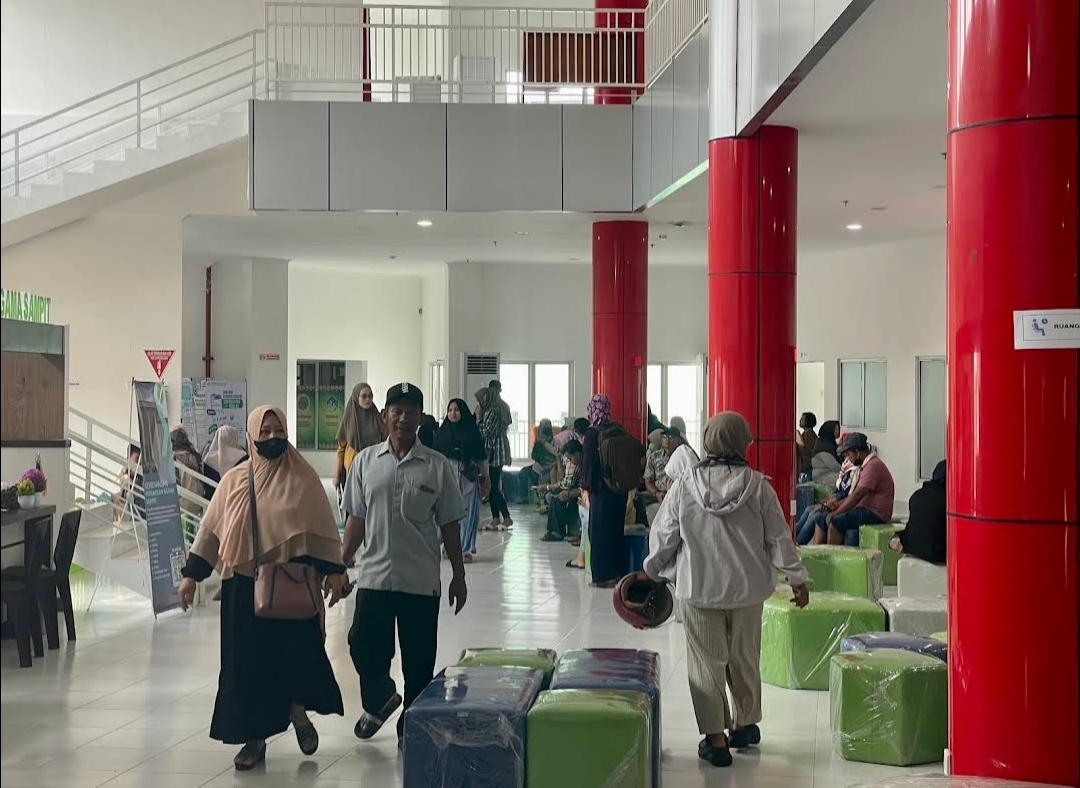 <p>Nampak masyarakat ramai mengunjungi MPP Habaring Hurung saat jam kerja. </p>