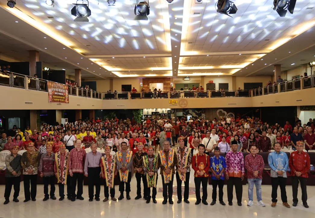 <p>Pj Sekda Kotim, Sanggul Lumban Gaol bersama jajaran saat foto bersama usai menghadiri perayaan Cap Go Meh 2025, di Rins Ballroom Sampit, pada Kamis (13/2/2025) malam. </p>