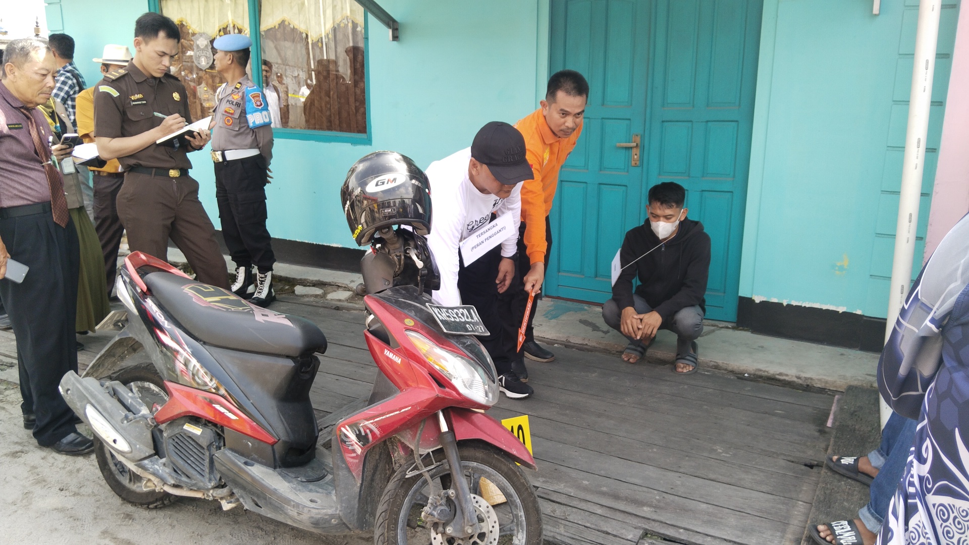 <p>Rekonstruksi kasus penganiayaan berat almarhum Ansori Muslim didepan rumah tersangka A, Jalan Suprapto, Kota Sampit, Rabu, (19/2/2025).</p>