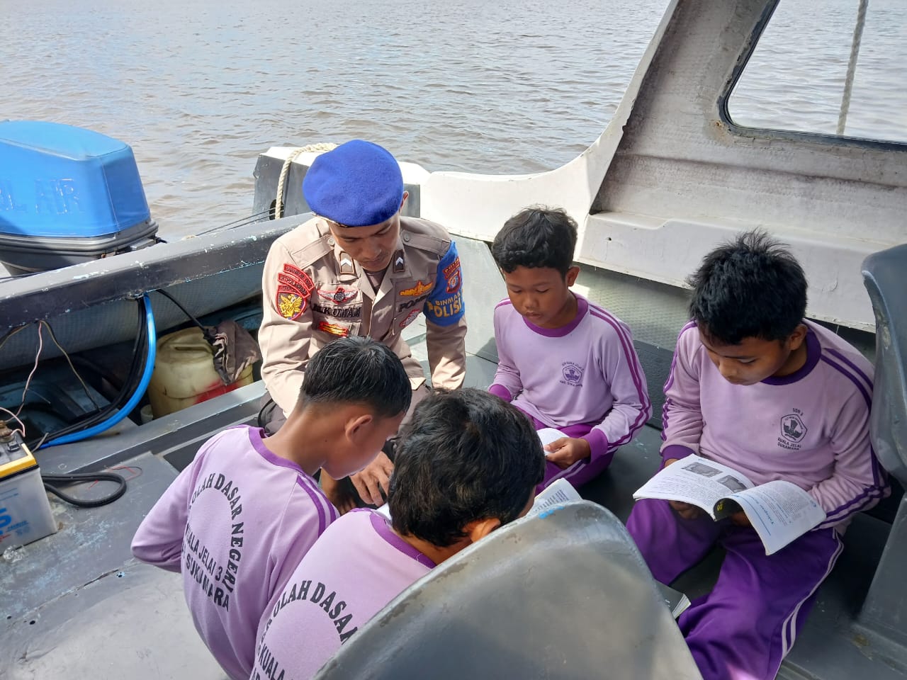 Tingkatkan Minat Baca, Ditpolairud Polda Kalteng Gelar Perpustakaan Terapung di Das Jelai