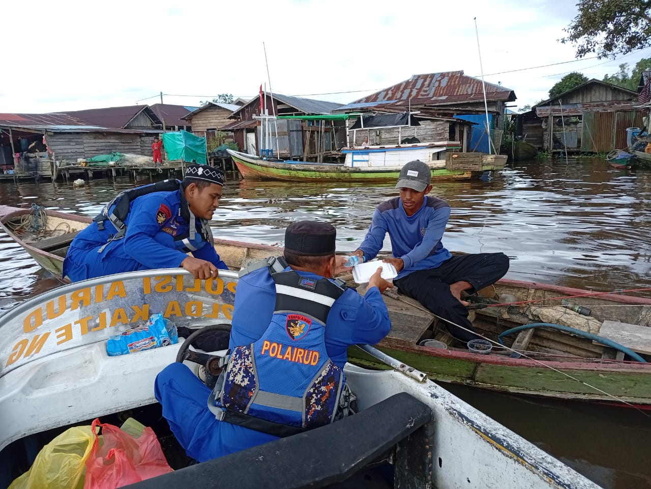 <p>Foto: Personil Ditpolairud Polda Kalteng saat berbagi takjil dengan masyarakat sekitaran Desa Tanjung Putri, Kobar.</p>