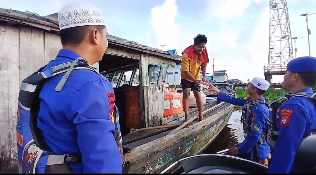 <p>Foto: Personil Ditpolairud Polda Kalteng saat membagikan takjil untuk masyarakat sekitar DAS Jelai, Kabupaten Sukamara.</p>