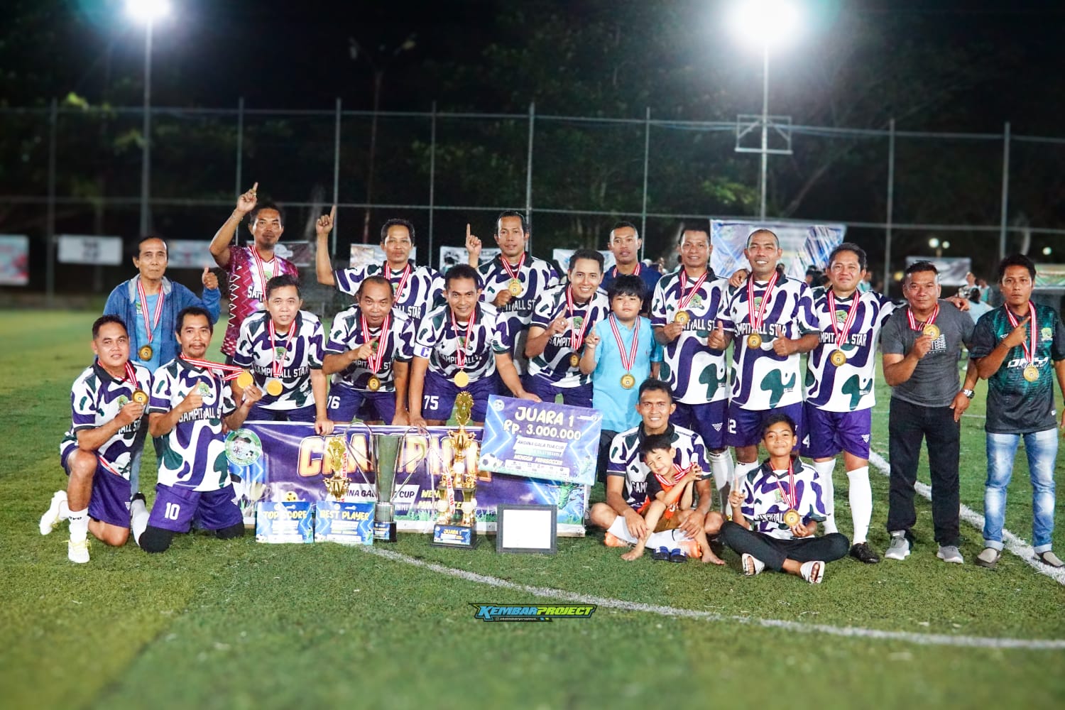 <p>Foto: All Star Sampit saat merayakan kemenangan usai keluar sebagai juara pada turnamen Ramadhan Cup U-40.</p>