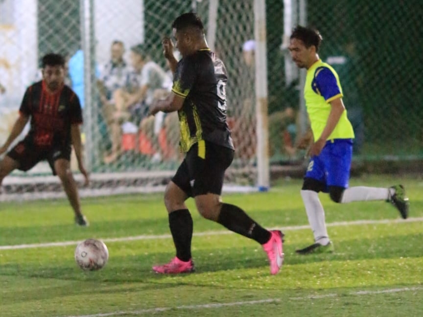 <p>Foto: Pertandingan eksebisi antara  PWI Kotim (rompi hijau) melawan Bhayangkara FC (Hitam).</p>