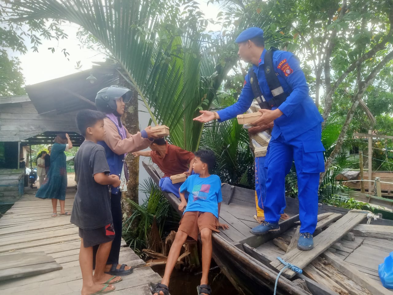Ditpolairud Polda Kalteng Berbagi Takjil di Sungai Mentaya, Warga Antusias Sambut Kegiatan