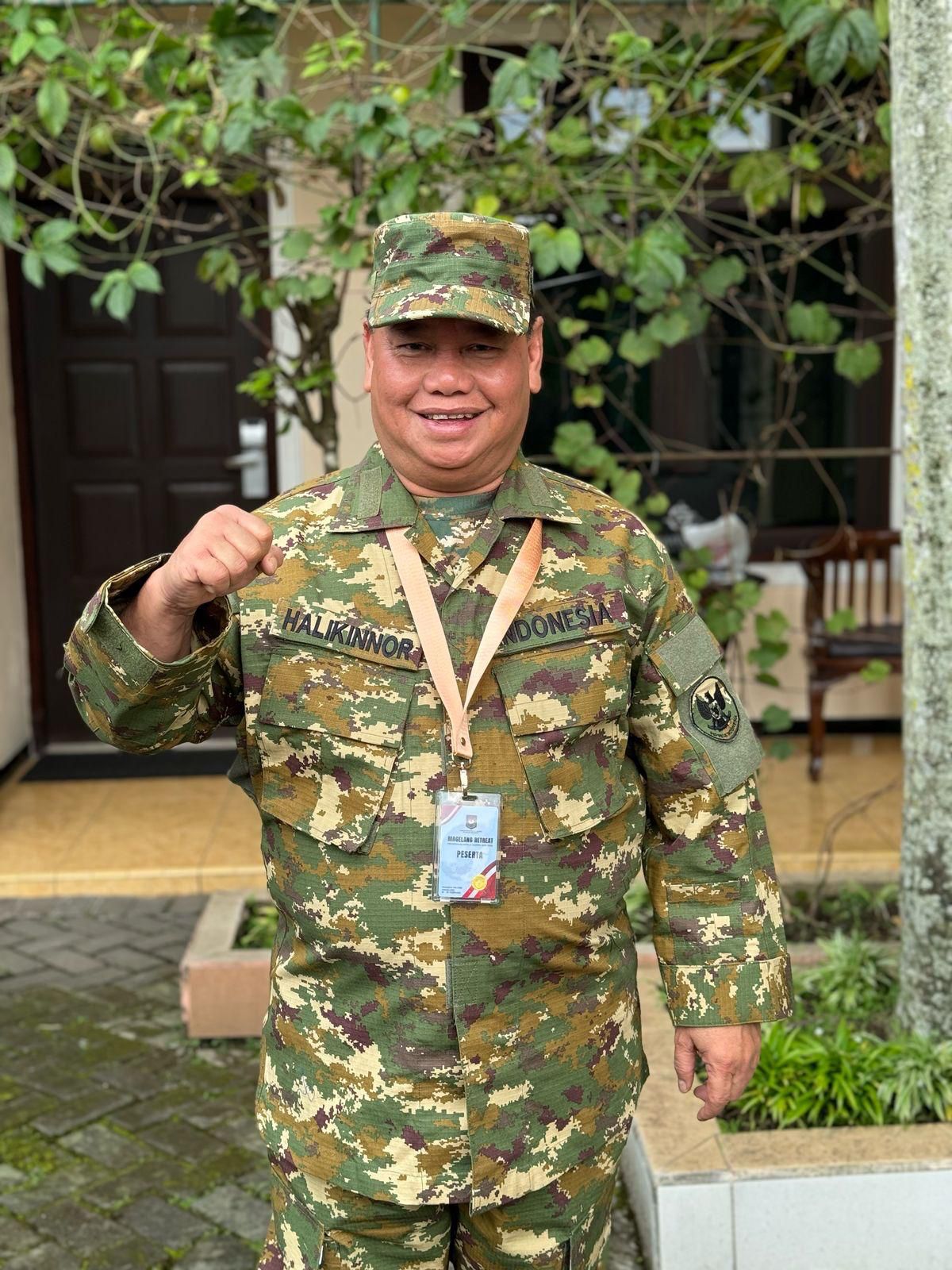 <p>Bupati Kotim Halikinnor mengenakan seragam Komcad ketika mengikuti retret di Magelang, belum lama tadi. </p>