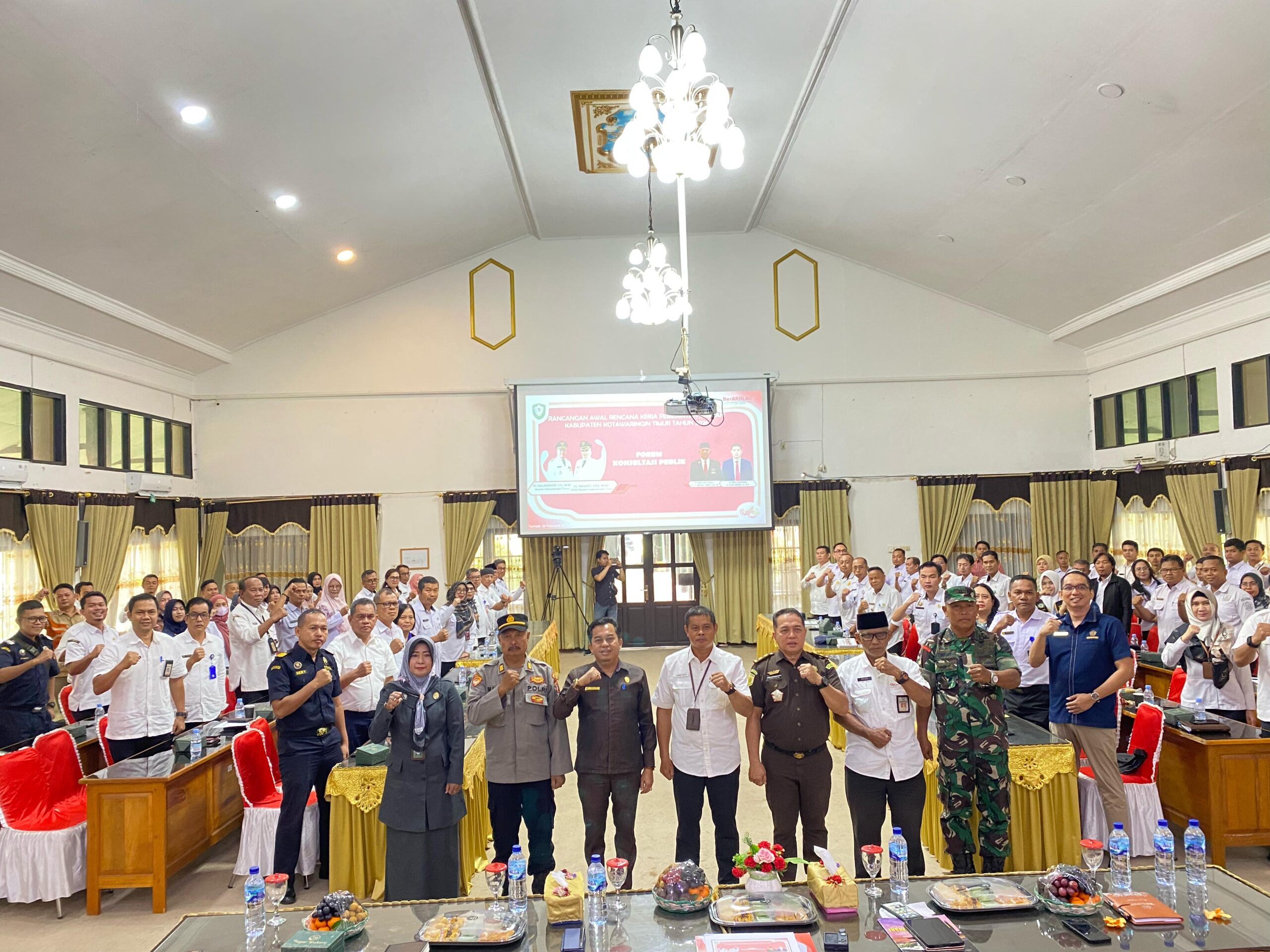 <p>Asisten II Setda Kotim, Alang Arianto bersama jajaran foto bersama saat menggelar Forum Konsultasi Publik Rancangan Awal RKPD Tahun 2026, di Aula Sei Mentaya Bapperida Kotim, Rabu (26/2/2025). </p>