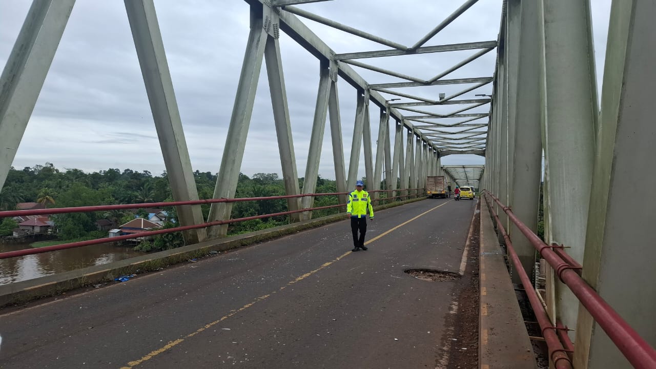 <p>Tampak anggota Satlantas Polres Kotim saat melakukan olah TKP kejadian kecelakaan beruntung di Jembatan Bajarum, Kota Besi. Kamis, (27/2/2025)</p>