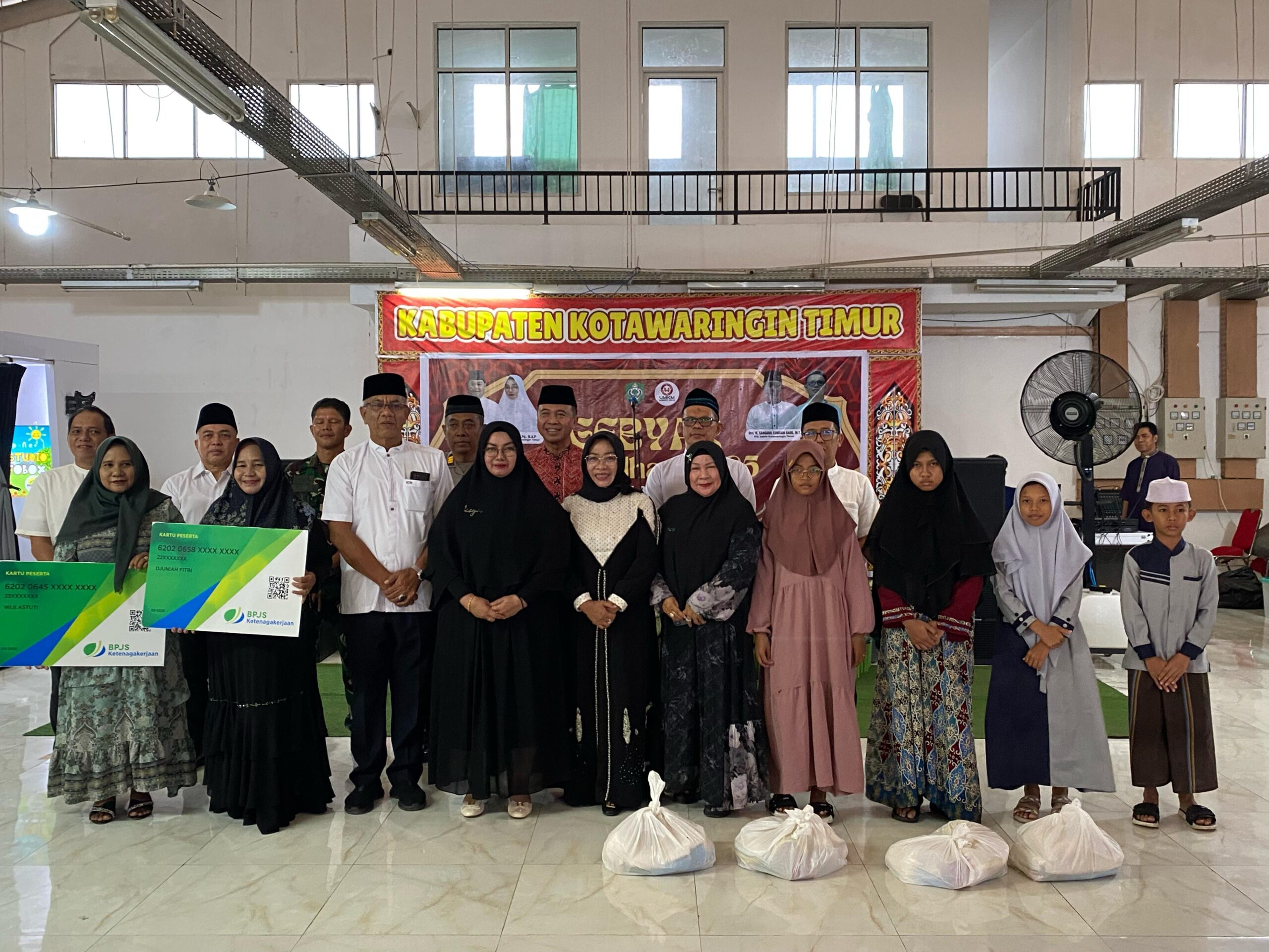 <p>Wakil Bupati Kotim, Irawati saat foto bersama dengan perwakilan pedagang yang menerima penyerahan kartu kepesertaan BPJS Ketenagakerjaan, di Swalayan UMKM, Sabtu (1/3/2025). </p>