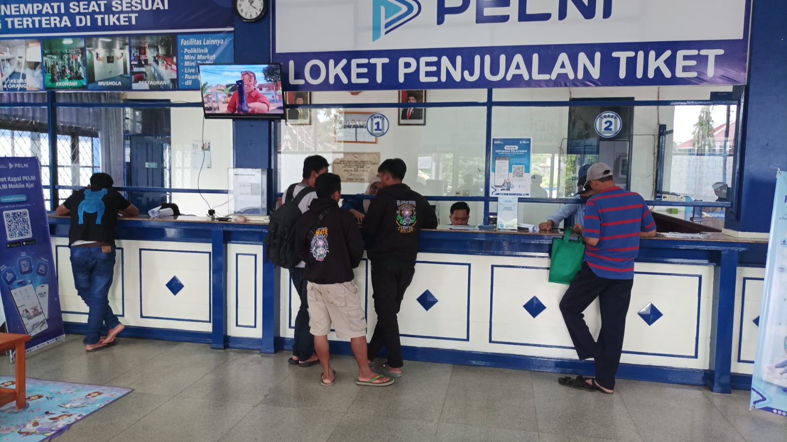 <p>Loket PT Pelni Cabang Sampit melayani warga yang ingin mendapatkan tiket mudik gratis, Rabu (5/3/2025).</p>