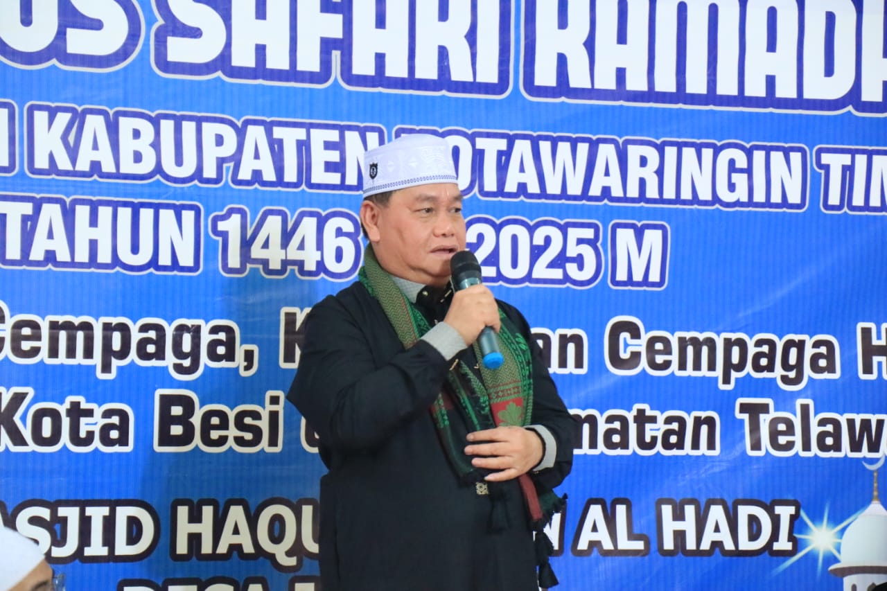 <p>Bupati Kotim, Halikinnor saat menyampaikan sambutannya pada acara Safari Ramadhan, di Desa Jemaras, Kecamatan Cempaga, pada Minggu (15/3/2025) sore. </p>