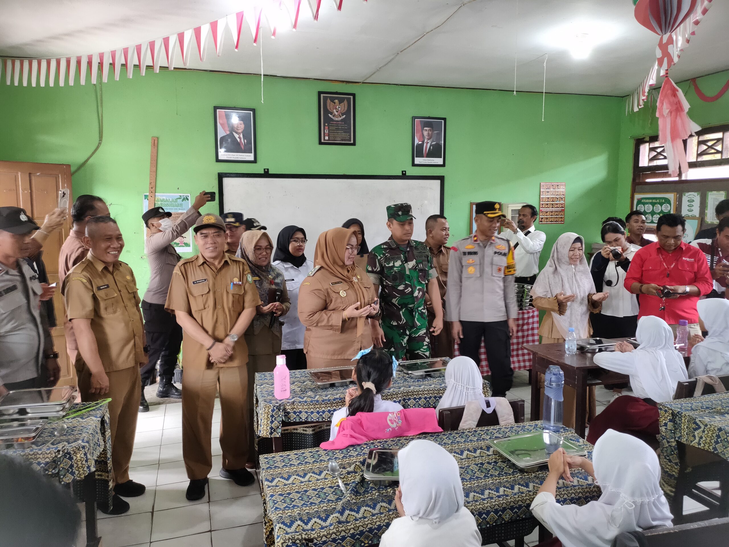 <p>Kepala Disdik Kotim Muhammad Irfansyah mendampingi Wakil Bupati Kotim Irawati dalam pelaksanaan program MBG bagi peserta didik, belum lama ini. </p>