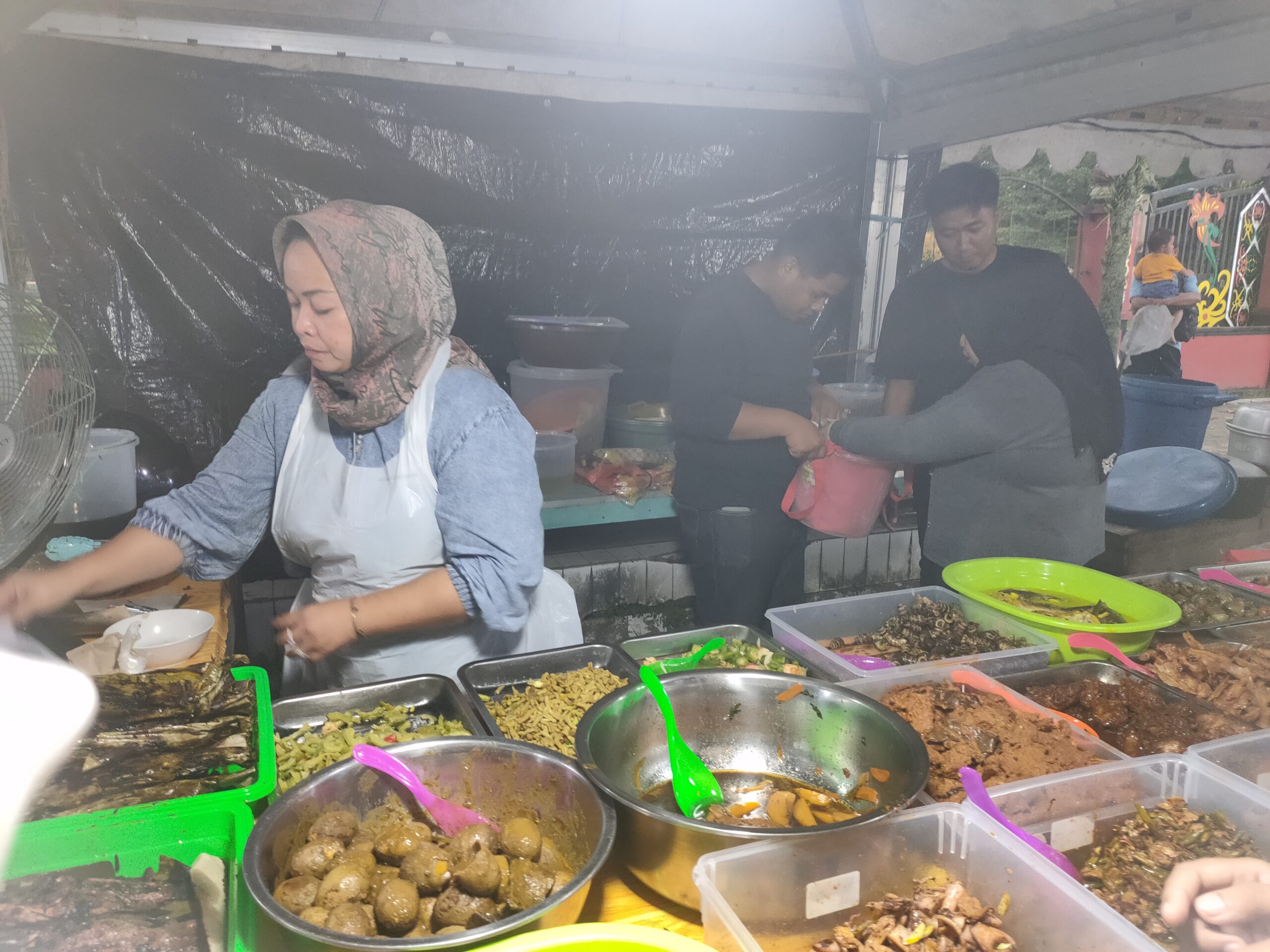 <p>Pedagang yang berjualan di Pasar Ramadan di kawasan Taman Kota Sampit, Sabtu (1/3/2025).</p>