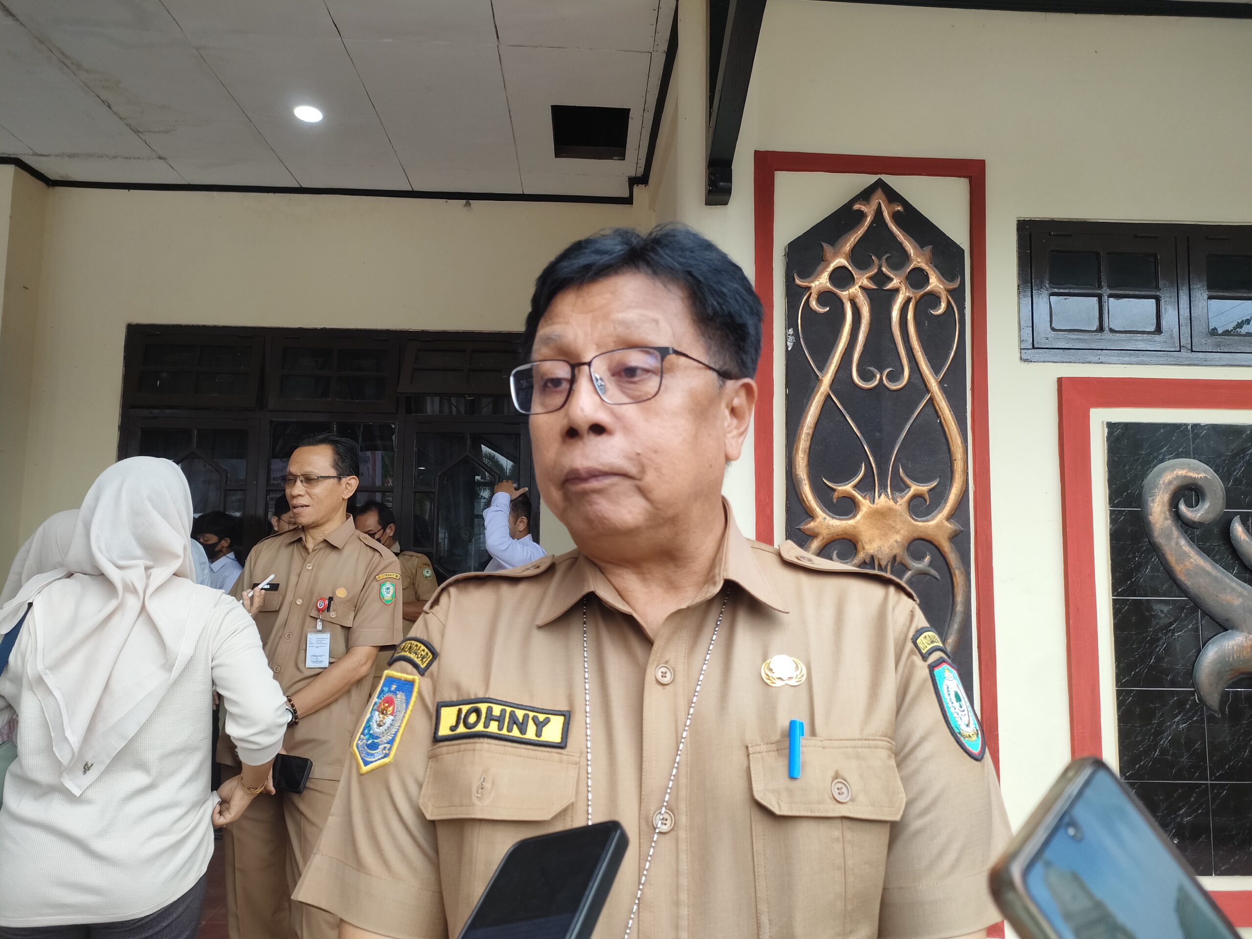 <p>Kepala Disnakertrans Kotim, Johny Tangkere saat diwawancarai. </p>