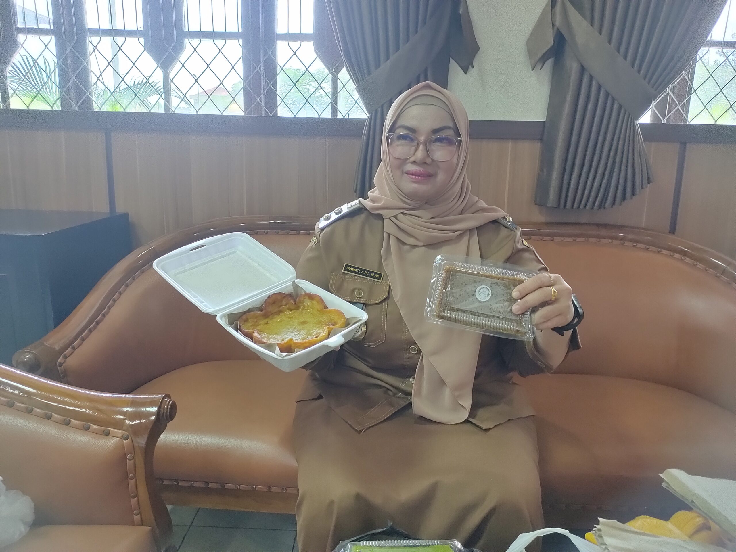 <p>Wabup Kotim Irawati rutin keliling ke berbagai lokasi, untuk membeli dagangan pelaku UMKM. </p>