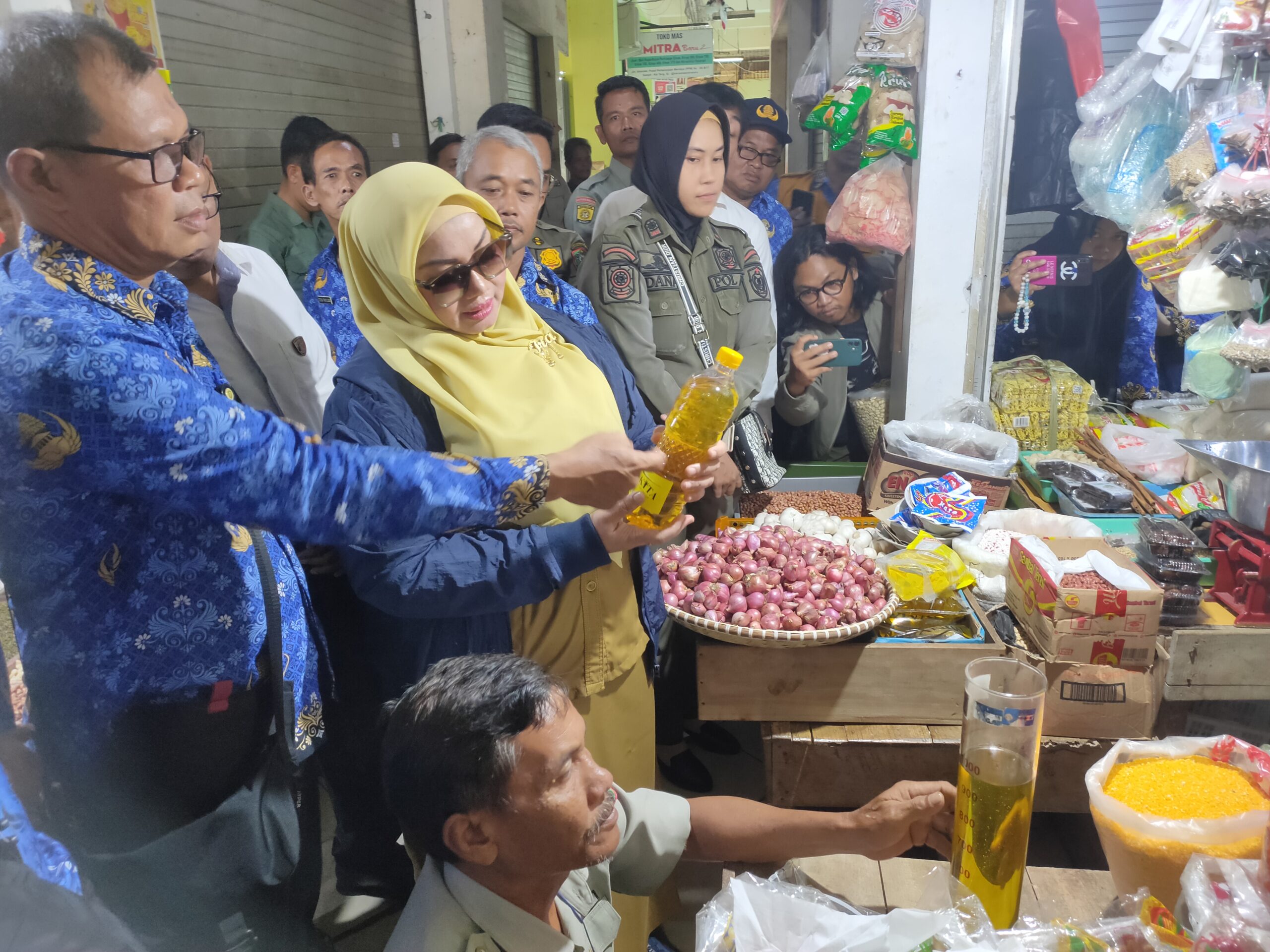 <p>Wabup Kotim bersama instansi terkait melakukan pengecekan volume Minyakita di Pasar PPM Sampit, Senin (17/3/2025).</p>