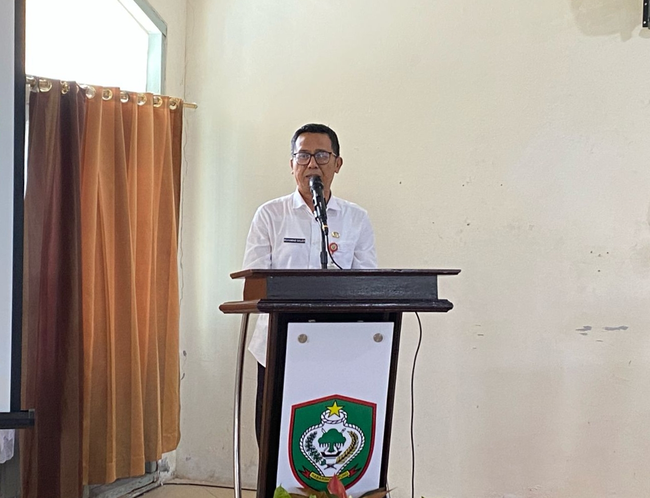 <p>Asisten III Setda Kotim, Muhammad Saleh saat membuka acara sosialisasi peraturan kepegawaian, di Balai Diklat BKPSDM Kotim, Rabu (5/3/2025). </p>