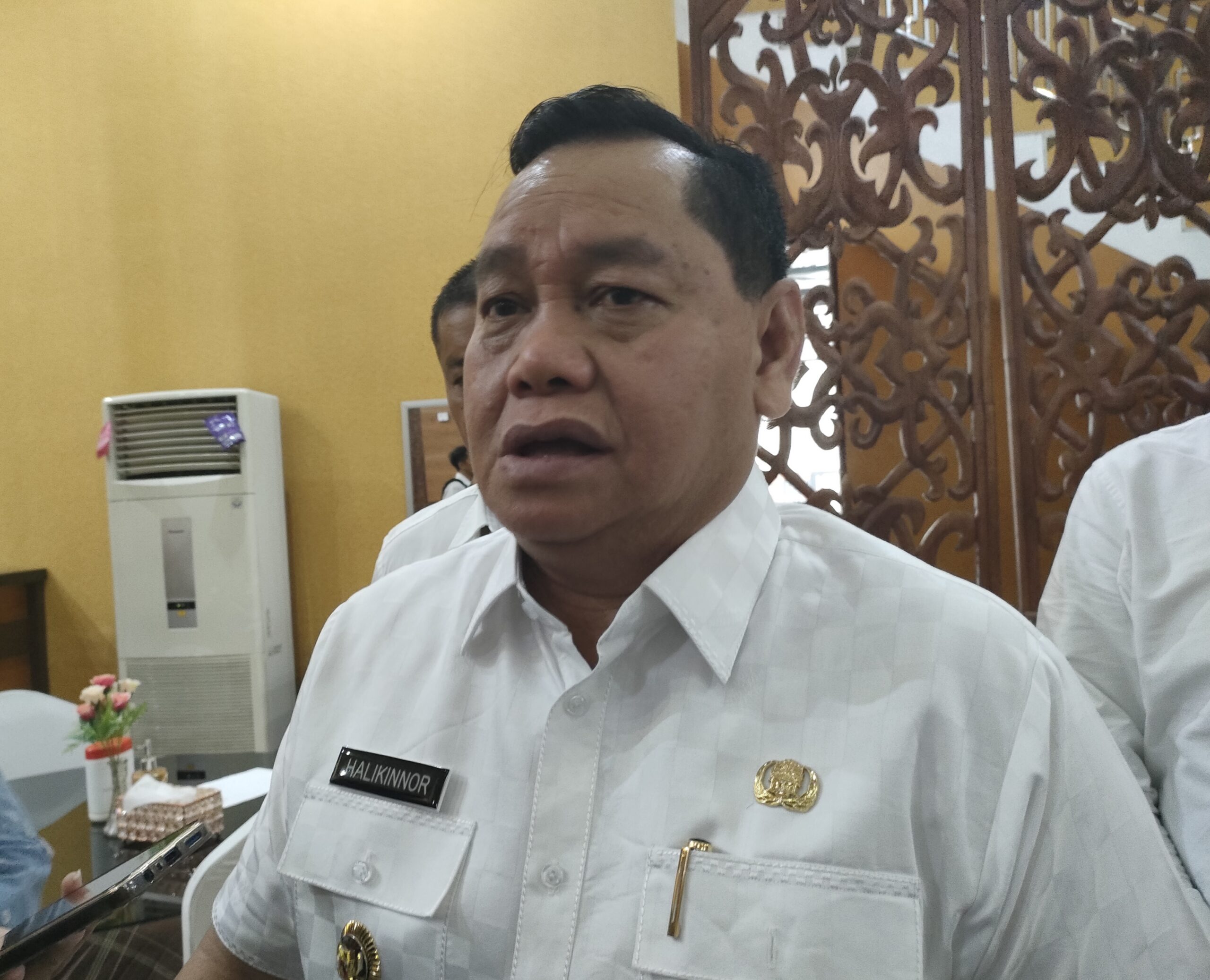 <p>Bupati Kotim, H Halikinnor saat diwawancarai. </p>