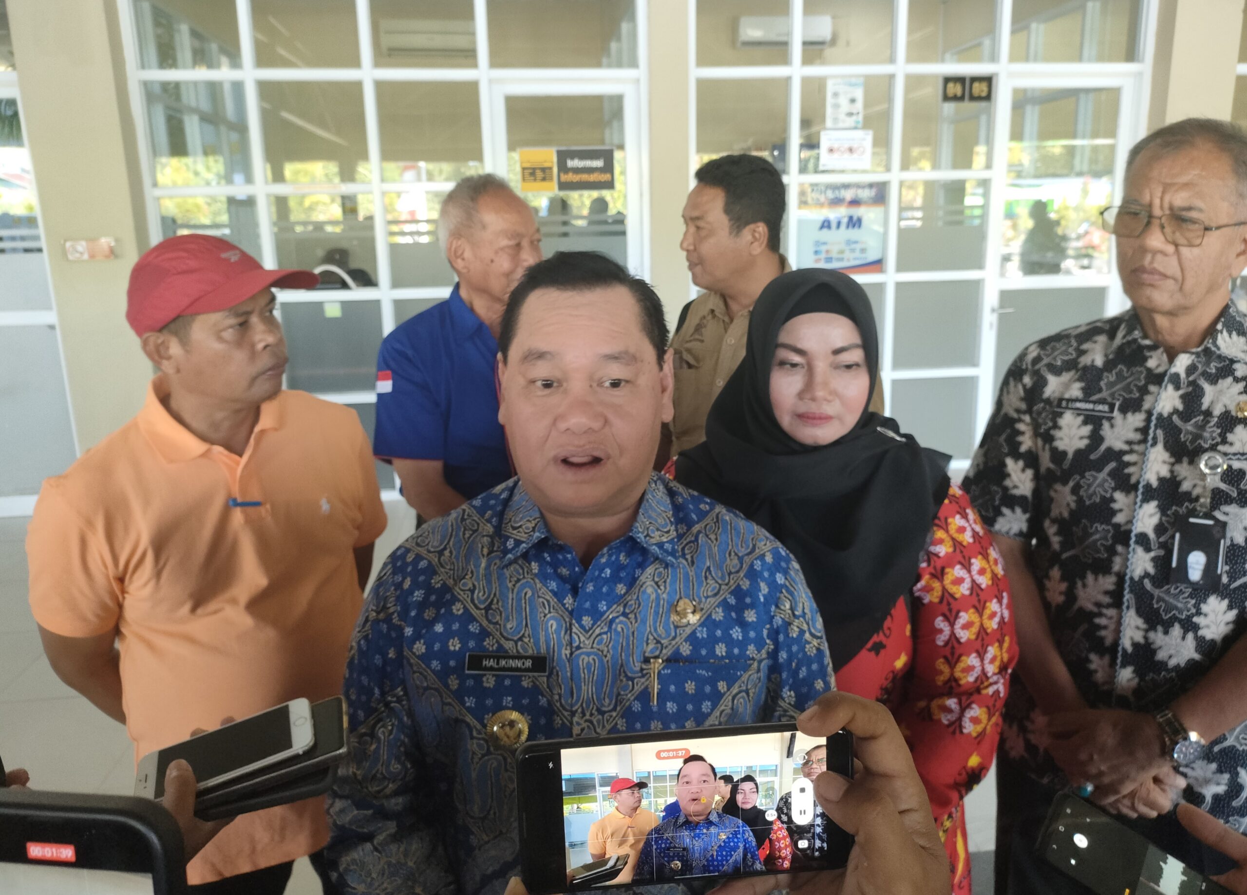 <p>Bupati Kotim, H Halikinnor bersama jajaran saat diwawancarai awak media, belum lama ini. </p>