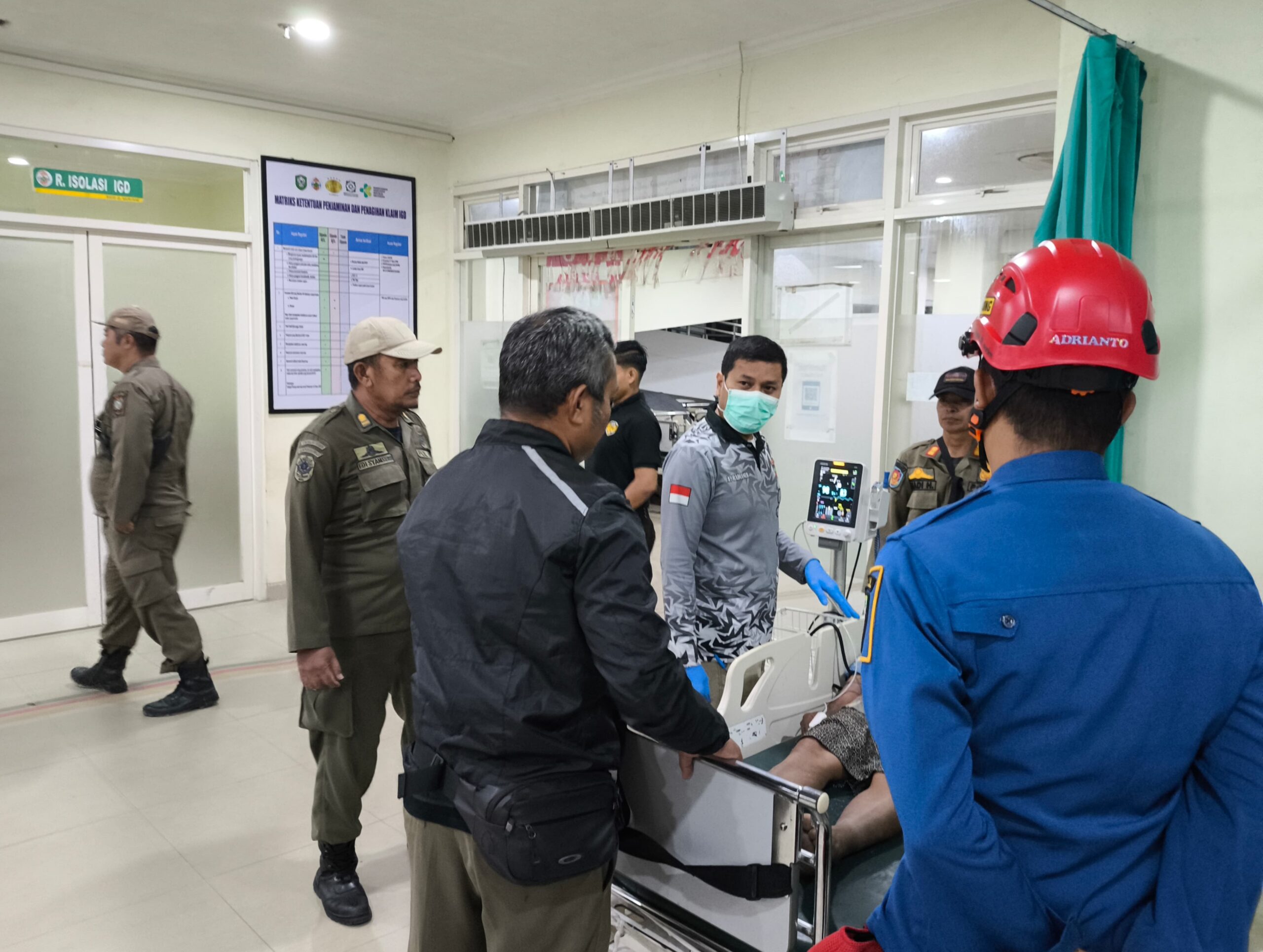 <p>Petugas Damkar bersama Dinsos dan Satpol PP saat mengantarkan warga yang mengalami depresi ringan ke RSUD dr Murjani Sampit, pada Senin (10/3/2025). </p>