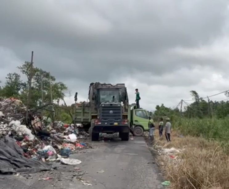 <p>Proses pengangkutan sampah di Jalan Sawit Raya, Kelurahan Pasir Putih, Kecamatan MB Ketapang, Jumat, (28/2/2025).</p>
