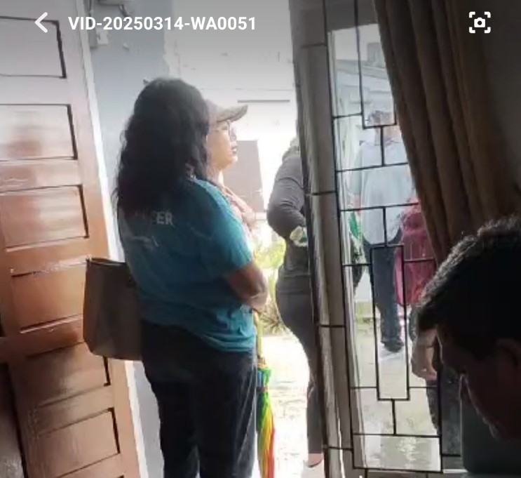 <p>Diduga jemaat gereja HKBP Sampit saat mendatangi rumah pendeta.</p>
