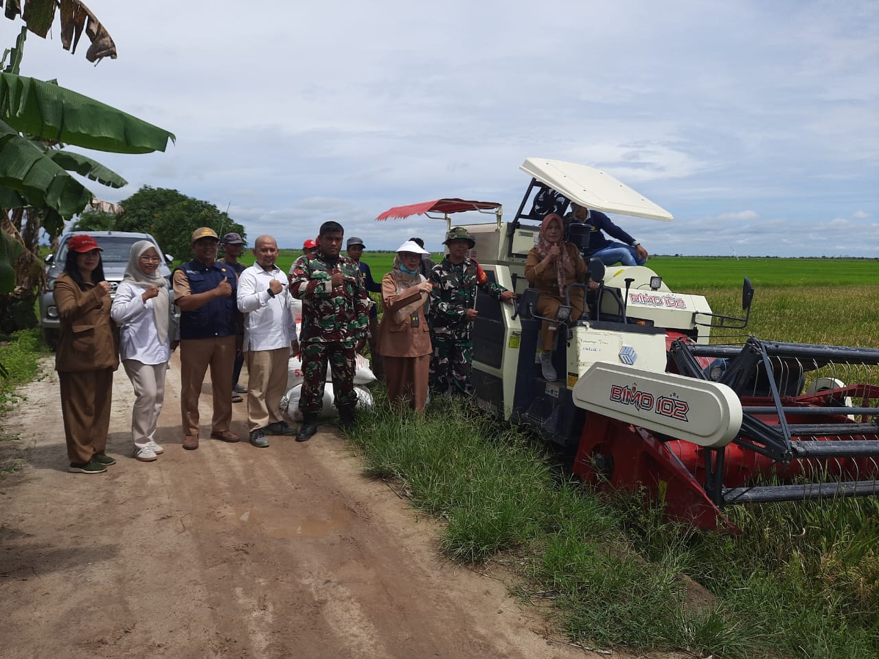 <p>Program Sergab Perdana yang dilakukan oleh Bulog di Desa Lampuyang, didampingi Dinas Pertanian dan Ketahanan Pangan Kotim, baru-baru ini. </p>