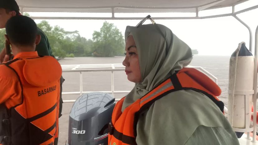 <p>Wabup Kotim, Irawati saat ikut melakukan pencarian terhadap korban serangan buaya di Sungai Mentawa tepatnya di Kecamatan Pulau Hanaut, belum lama ini. </p>