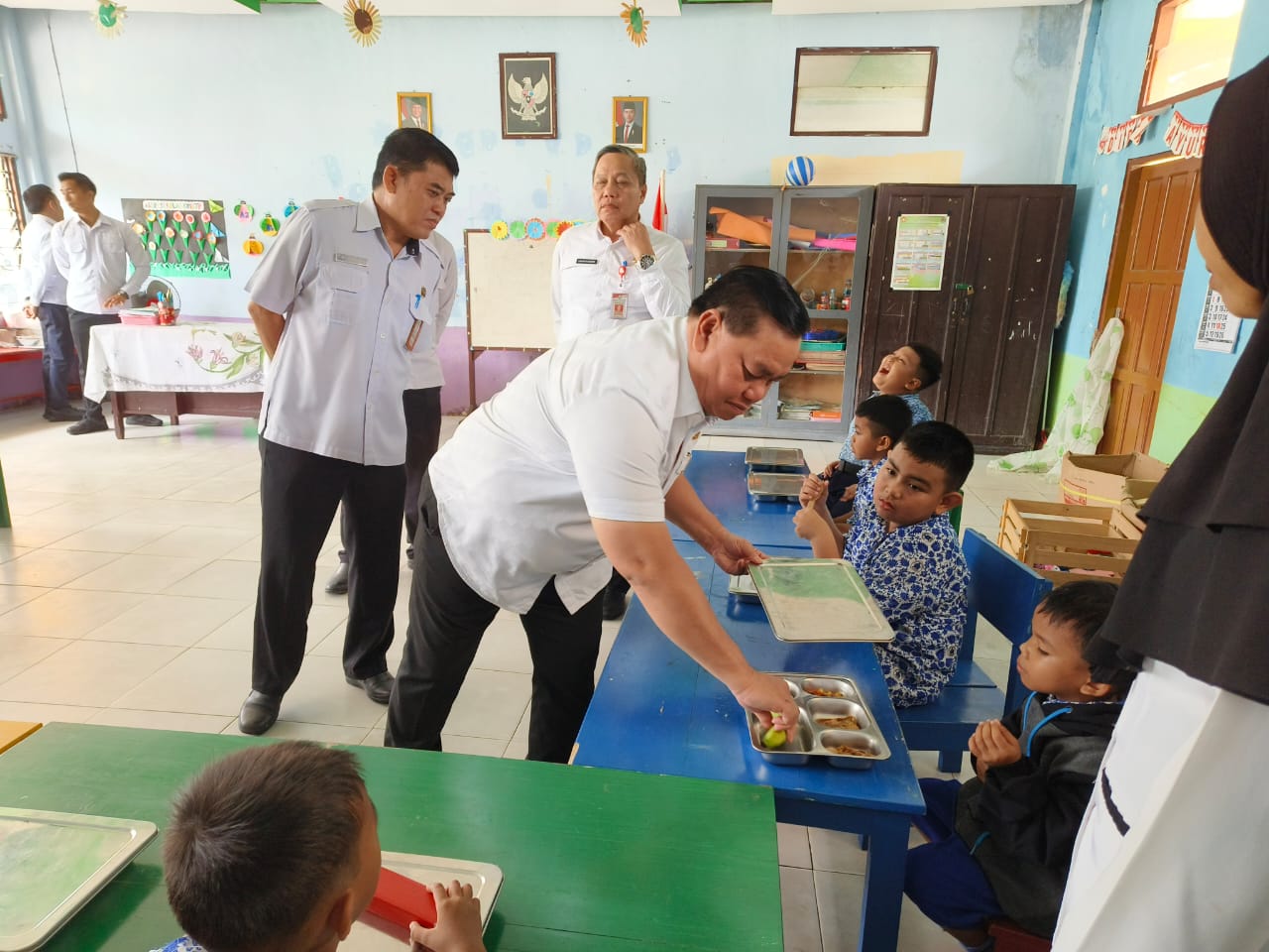 <p>Bupati Kotim, Halikinnor bersama jajaran saat memantau langsung pelaksanaan program MBG, di TK Negeri Pembina Sampit, Rabu (16/4/2025). </p>