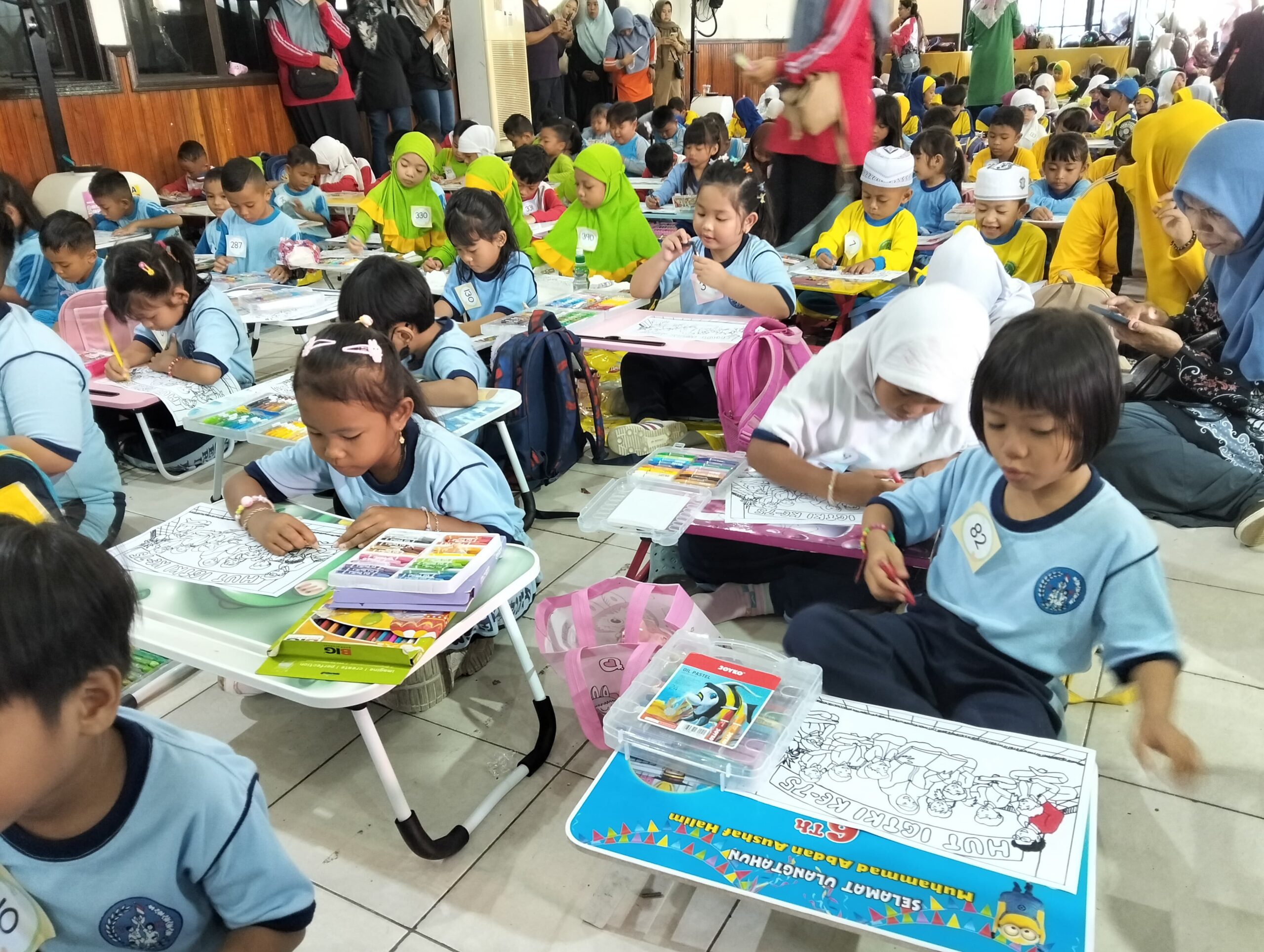 <p>Nampak anak dari berbagai wilayah di Kotim antusias saat mengikuti lomba menggambar dan mewarnai dalam rangka HUT ke-75 IGTKI-PGRI, pada Sabtu (19/4/2025).</p>