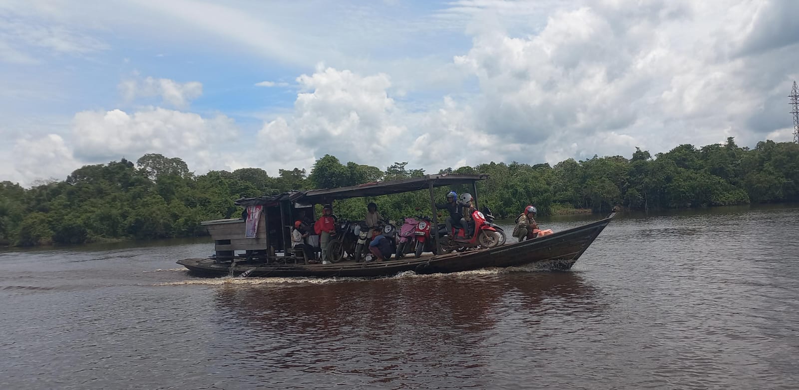 <p>Suasana Kapal penyebaran Sampit-Seranau saat mengangkut penumpang</p>